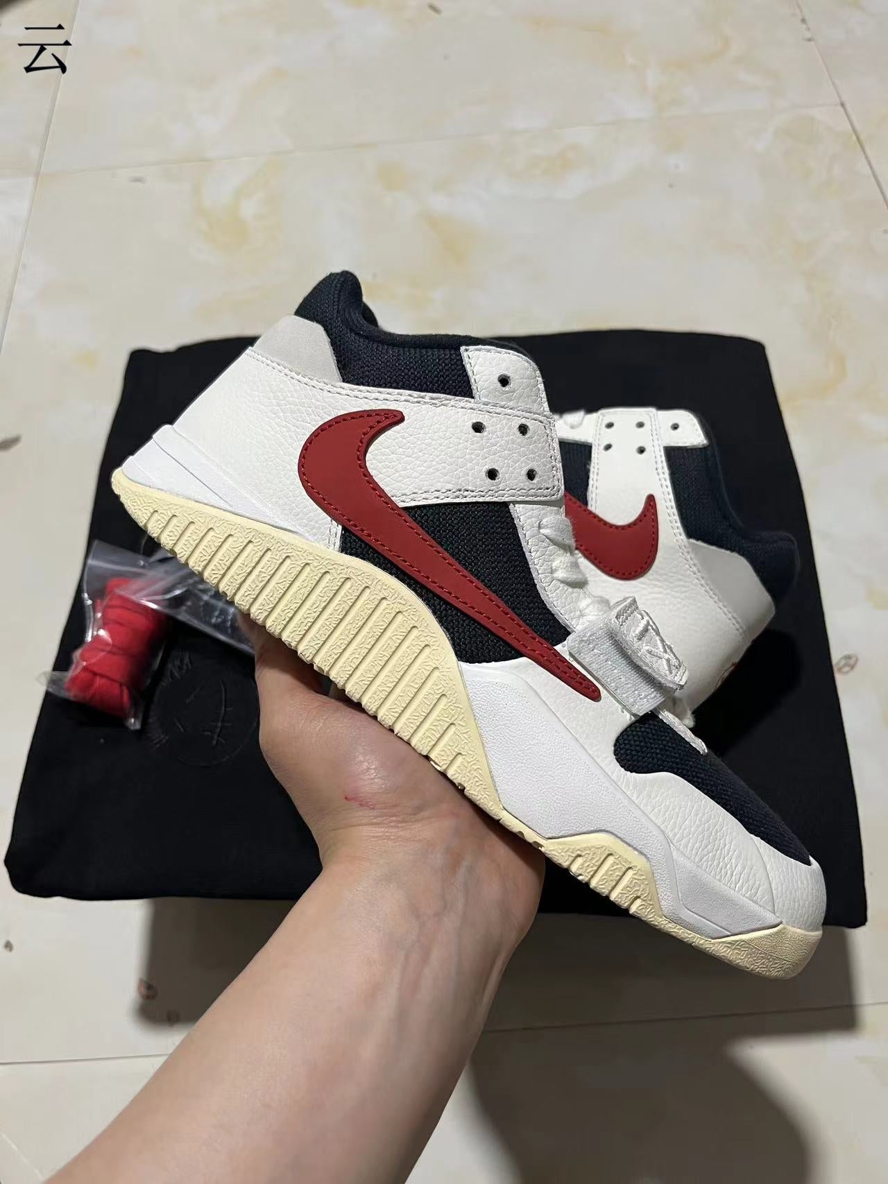 Jordan 1 Travis Scott - Jumpman University Red
