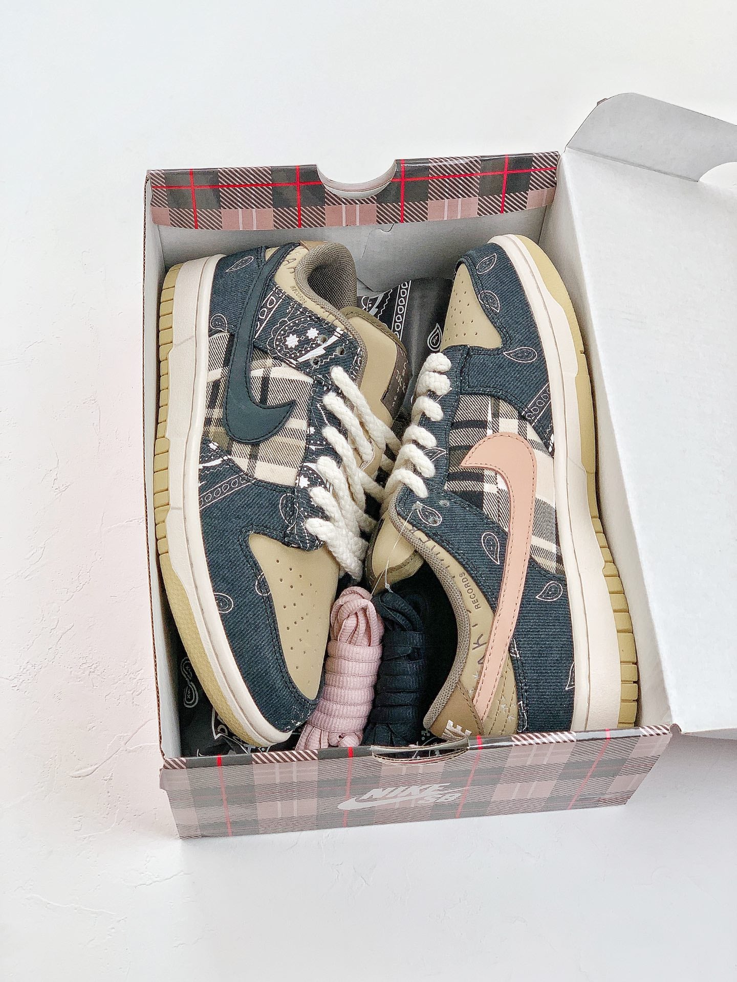 A Nike SB Dunk - Travis Scott Cactus Jack
