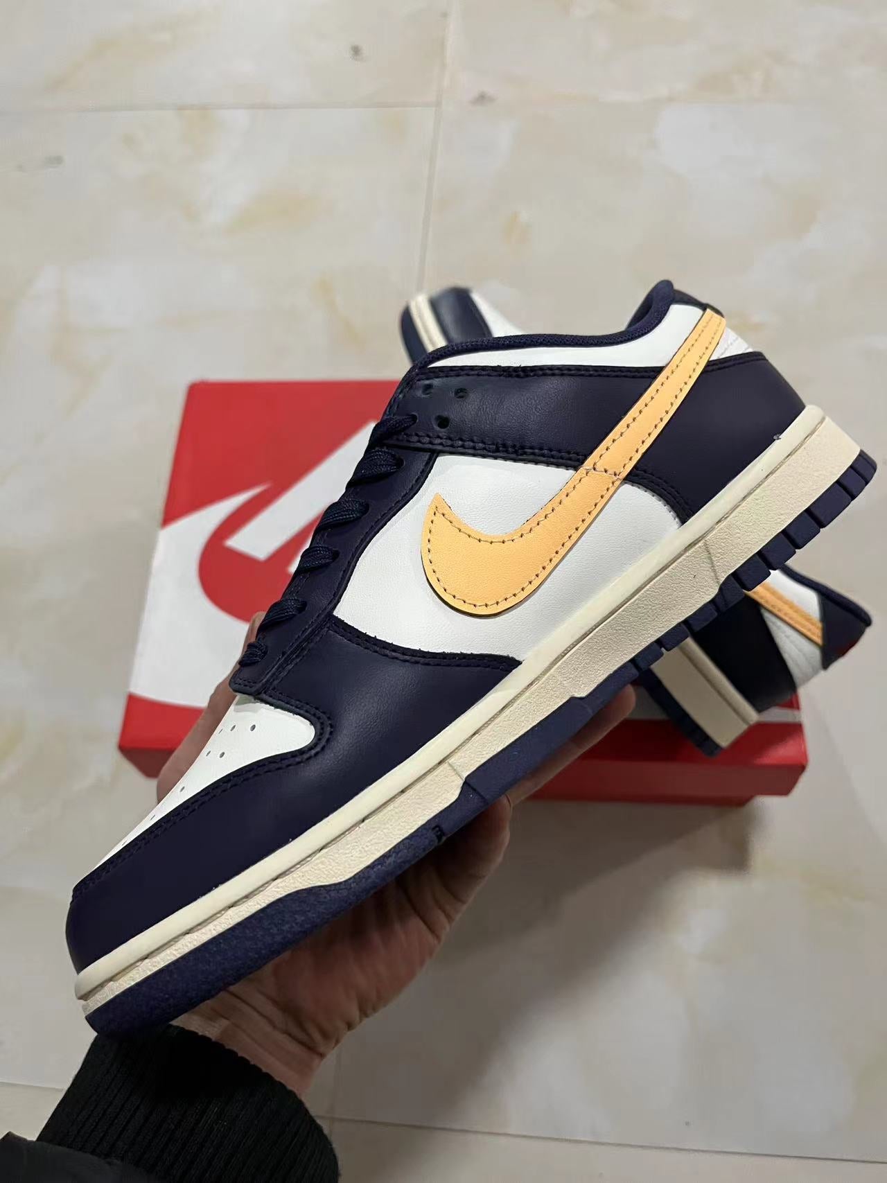 A Nike Sb Dunk - Sail/Melon Coconut Milk