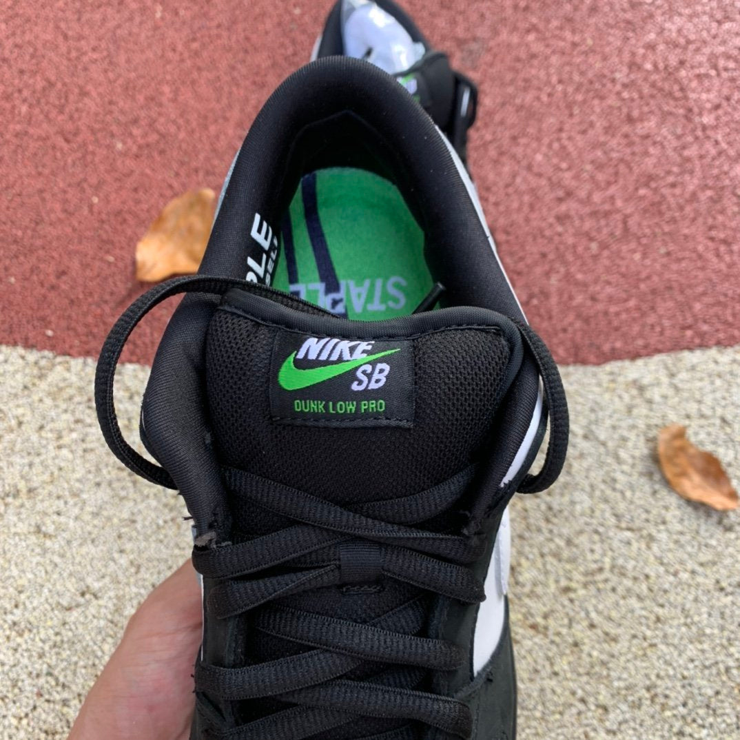 A Nike SB Dunk - Panda Pigeon