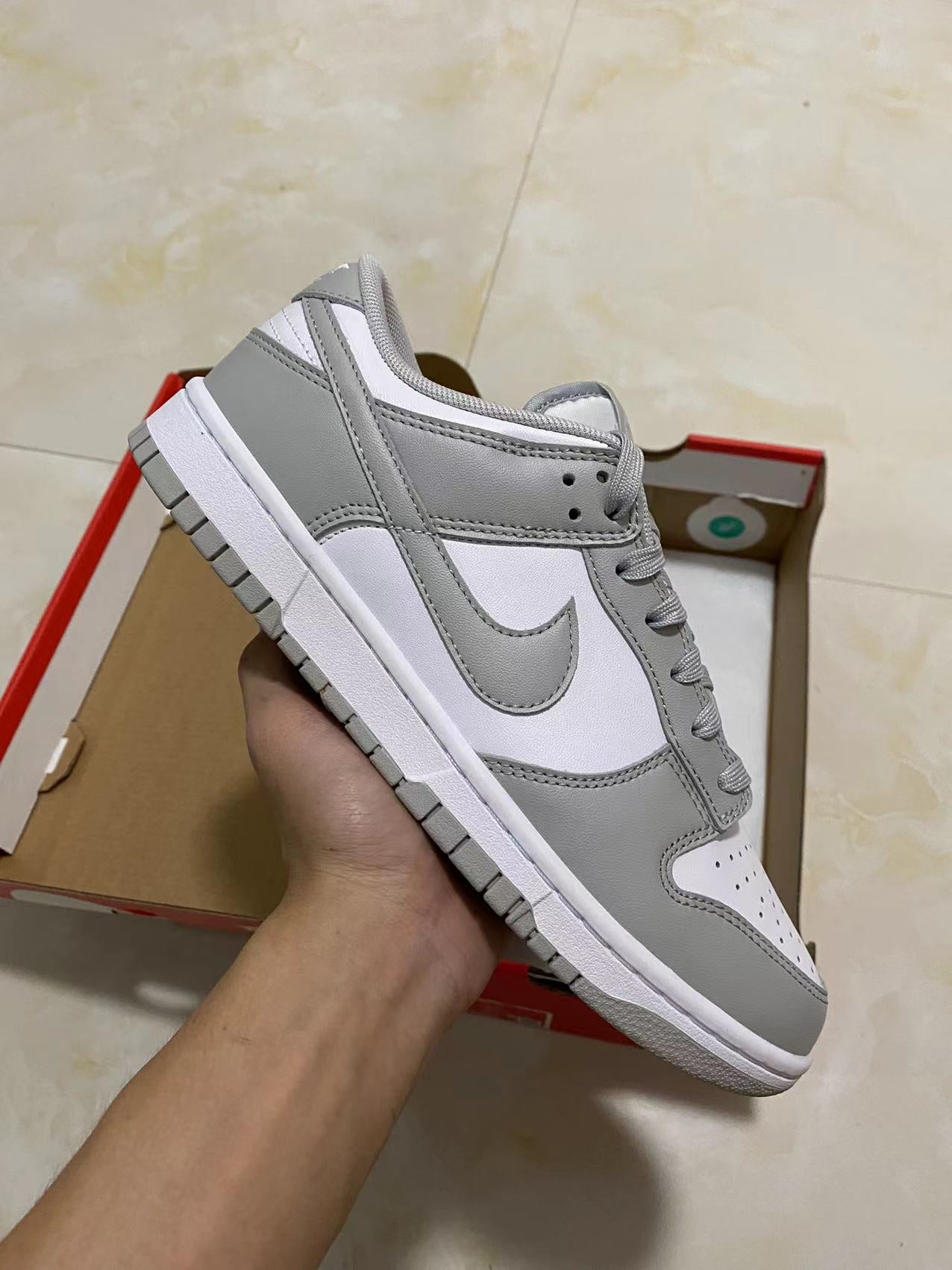 A Nike SB Dunk - Grey Fog