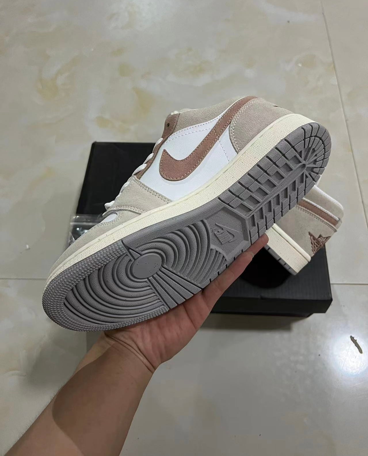 Jordan Retro 1 Low Legend Light Brown