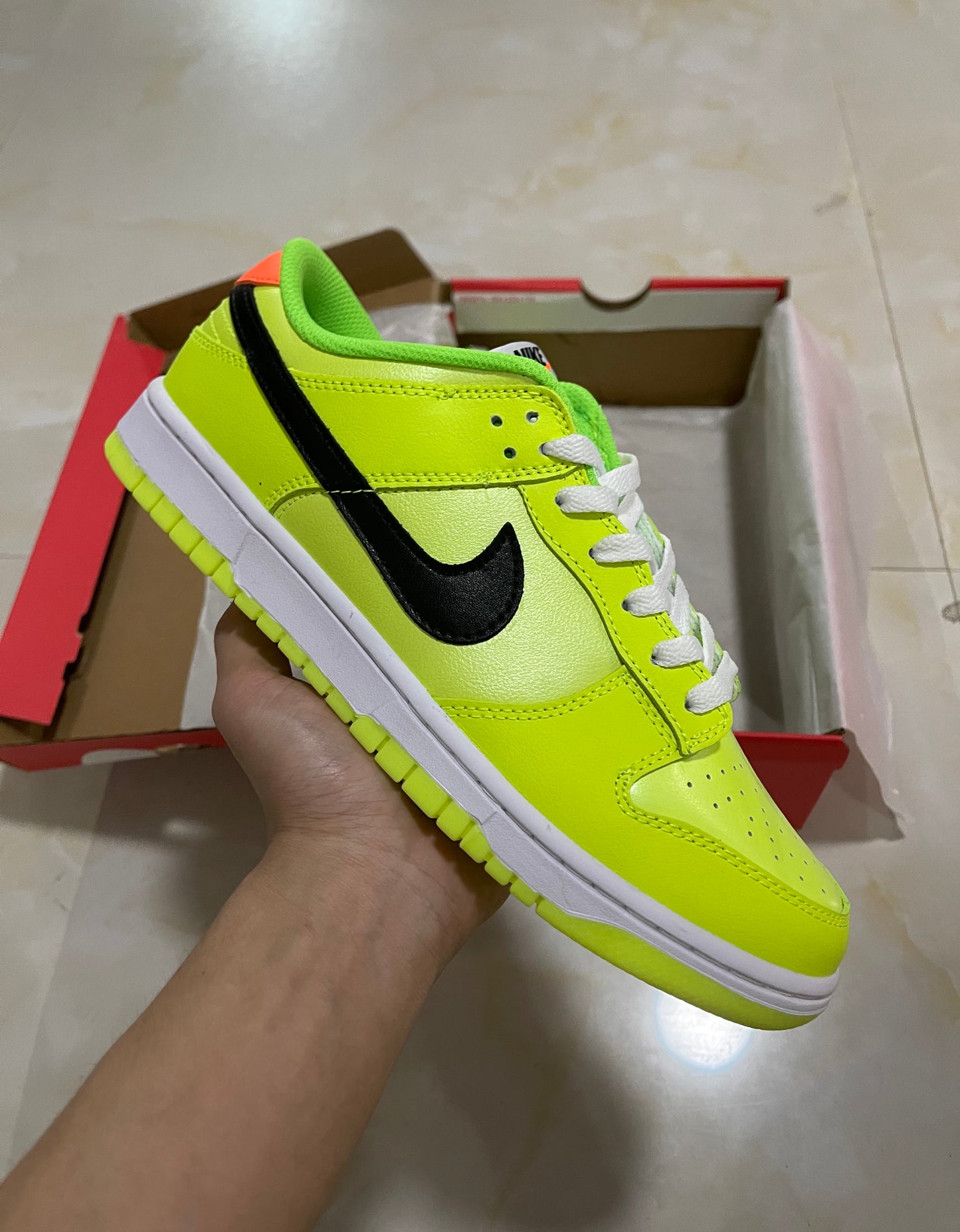 A Nike SB Dunk - Splash Volt Glow