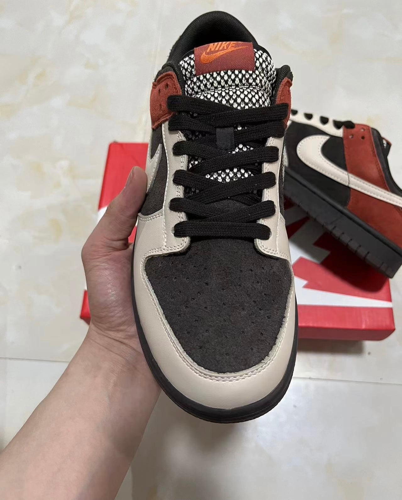 A Nike SB Dunk - Red Panda