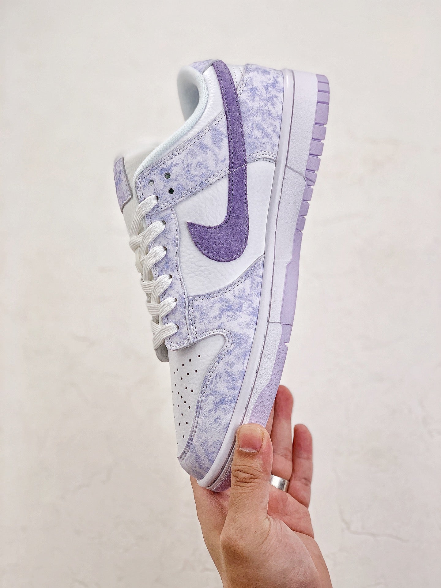 A Nike SB Dunk - Purple Pulse