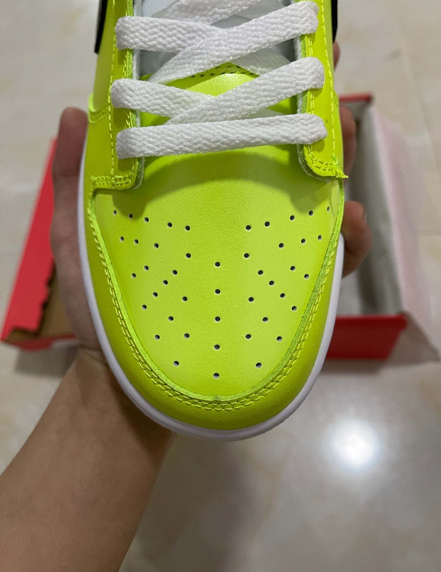 A Nike SB Dunk - Splash Volt Glow