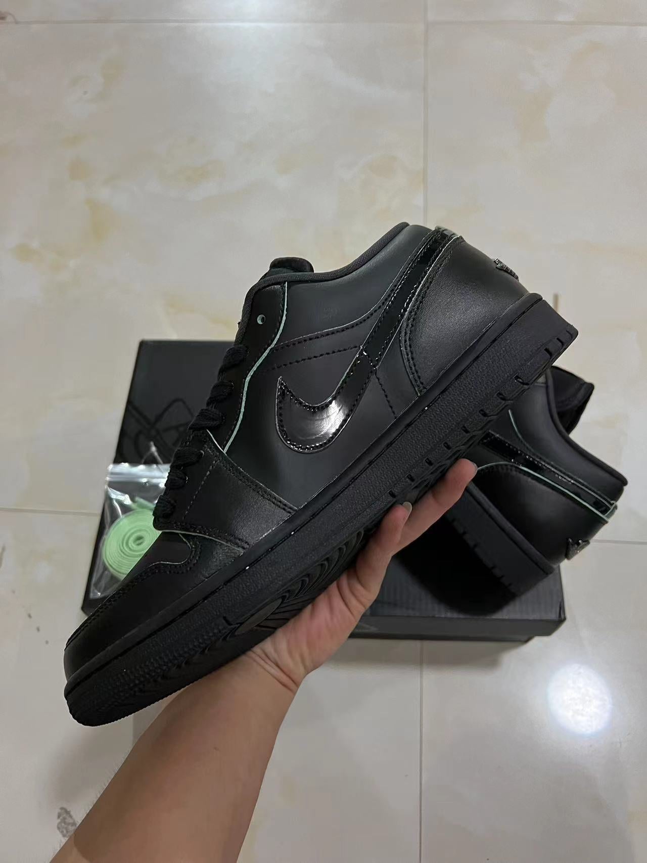 Jordan 1 Low - Black Cat