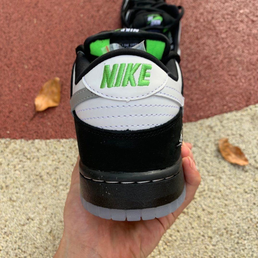 A Nike SB Dunk - Panda Pigeon