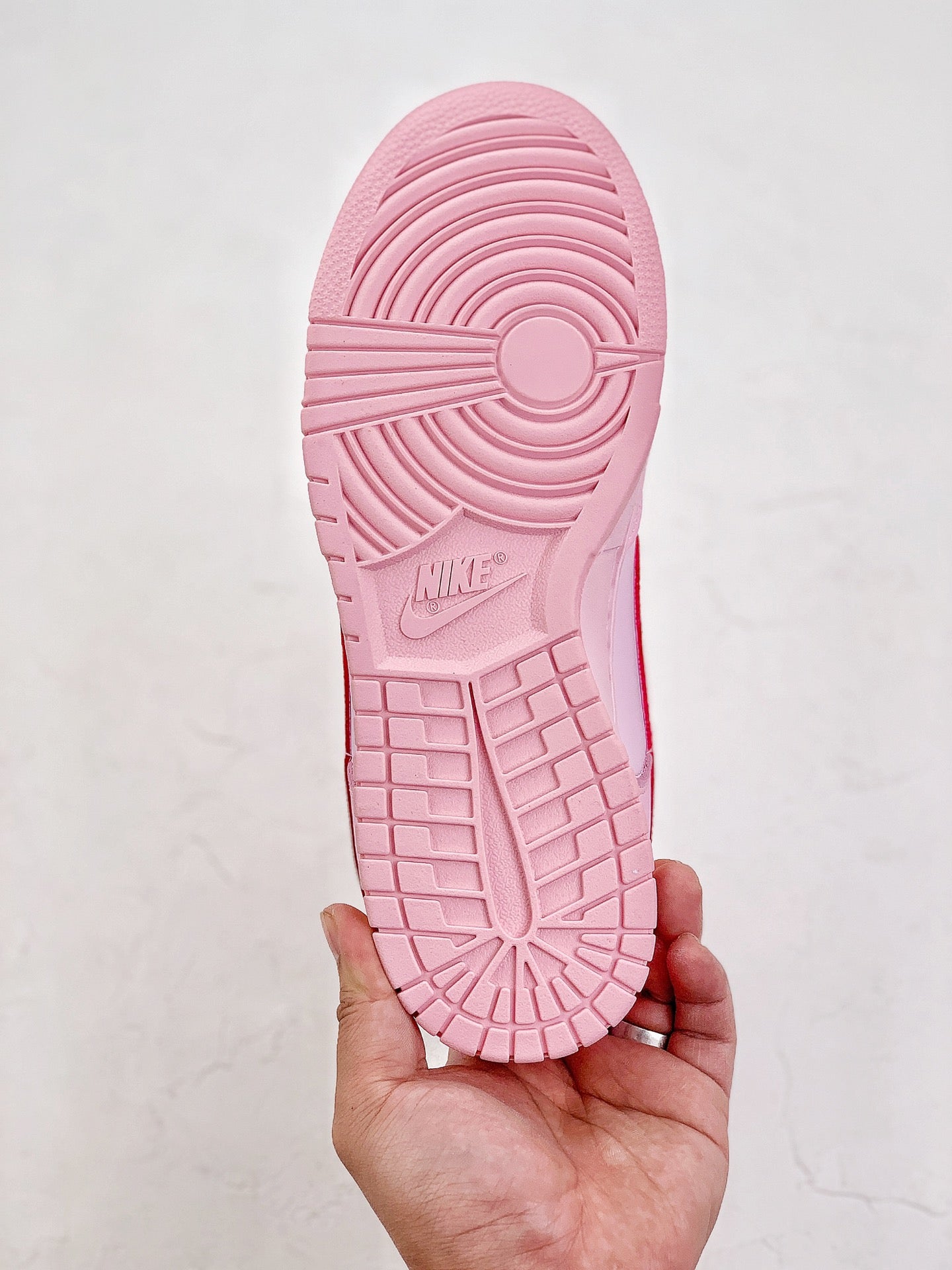A Nike SB Dunk - Triple Pink