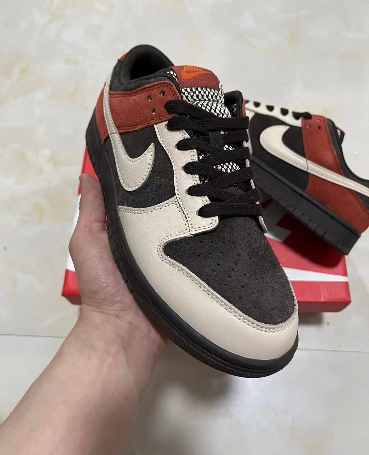 A Nike SB Dunk - Red Panda