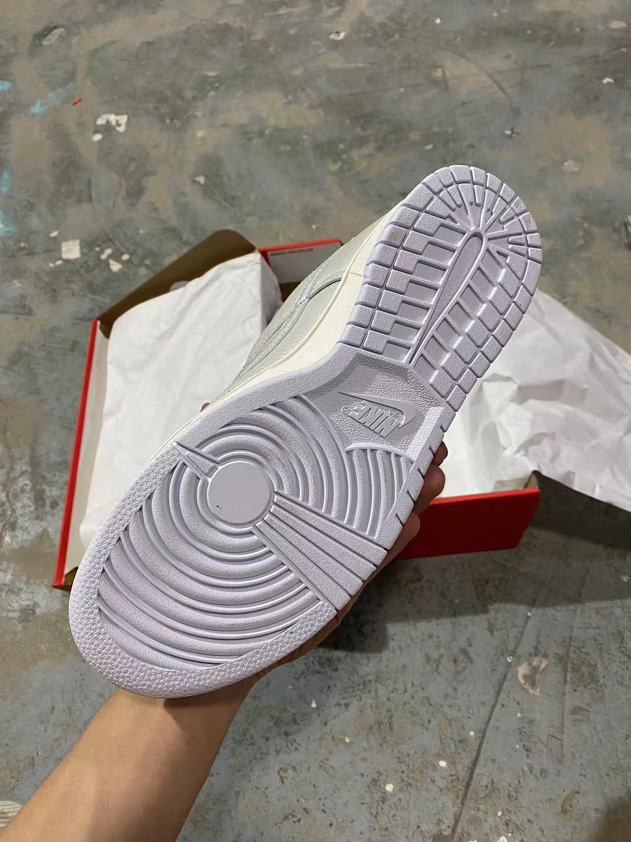 A Nike SB Dunk - Metallic Silver