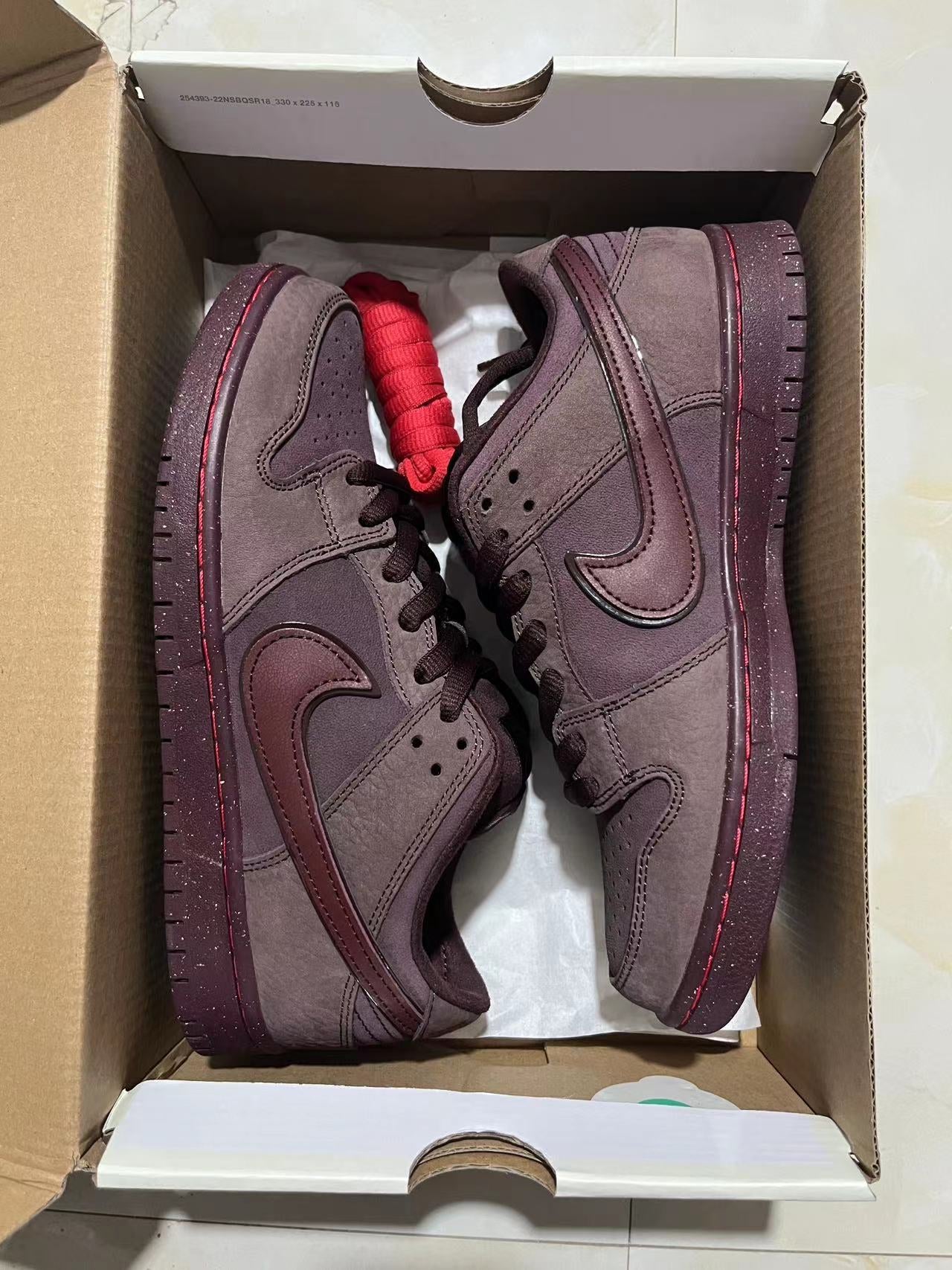 A Nike SB Dunk - City Of Love Burgundy