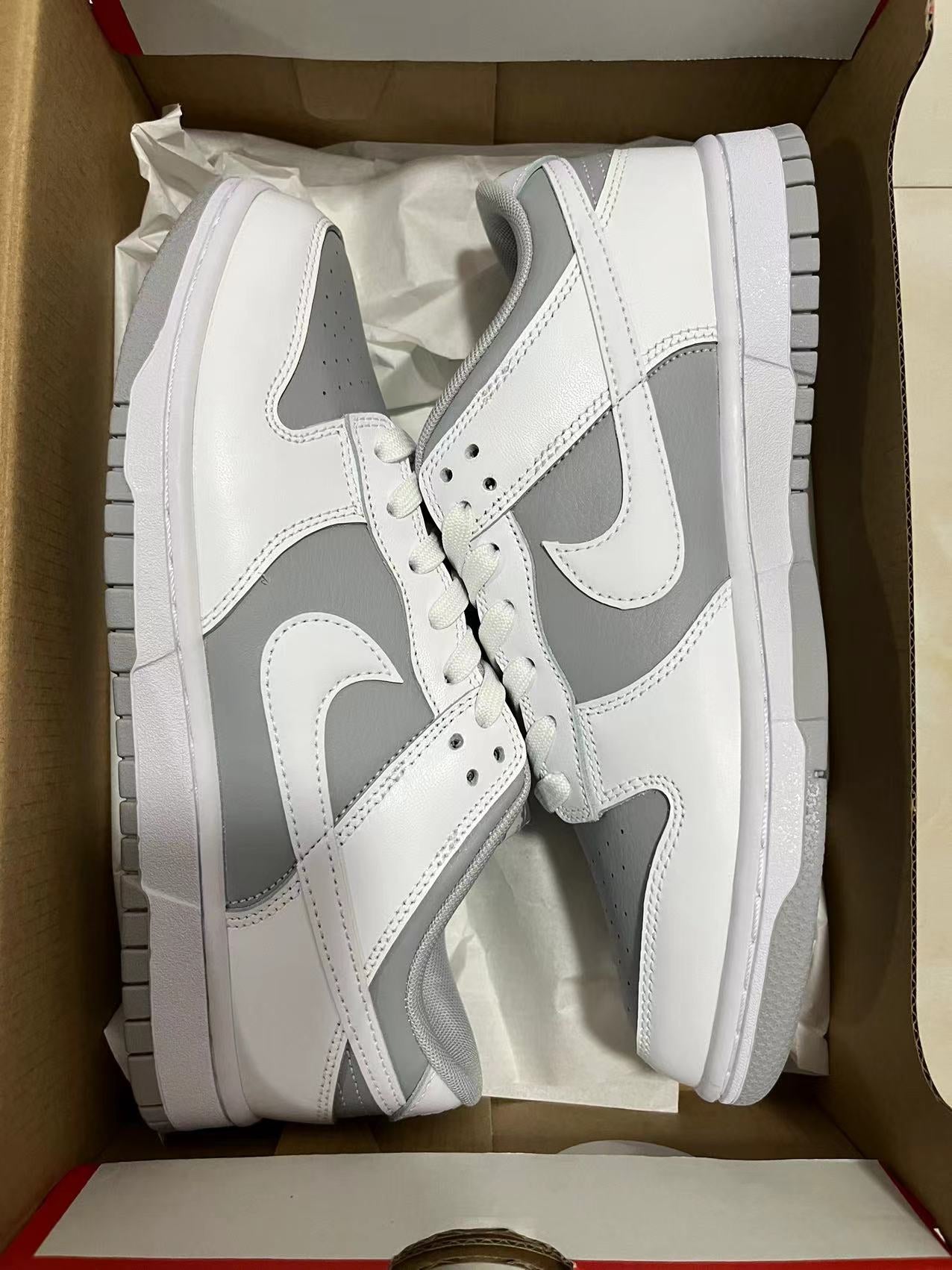 A Nike SB Dunk - Retro Grey White