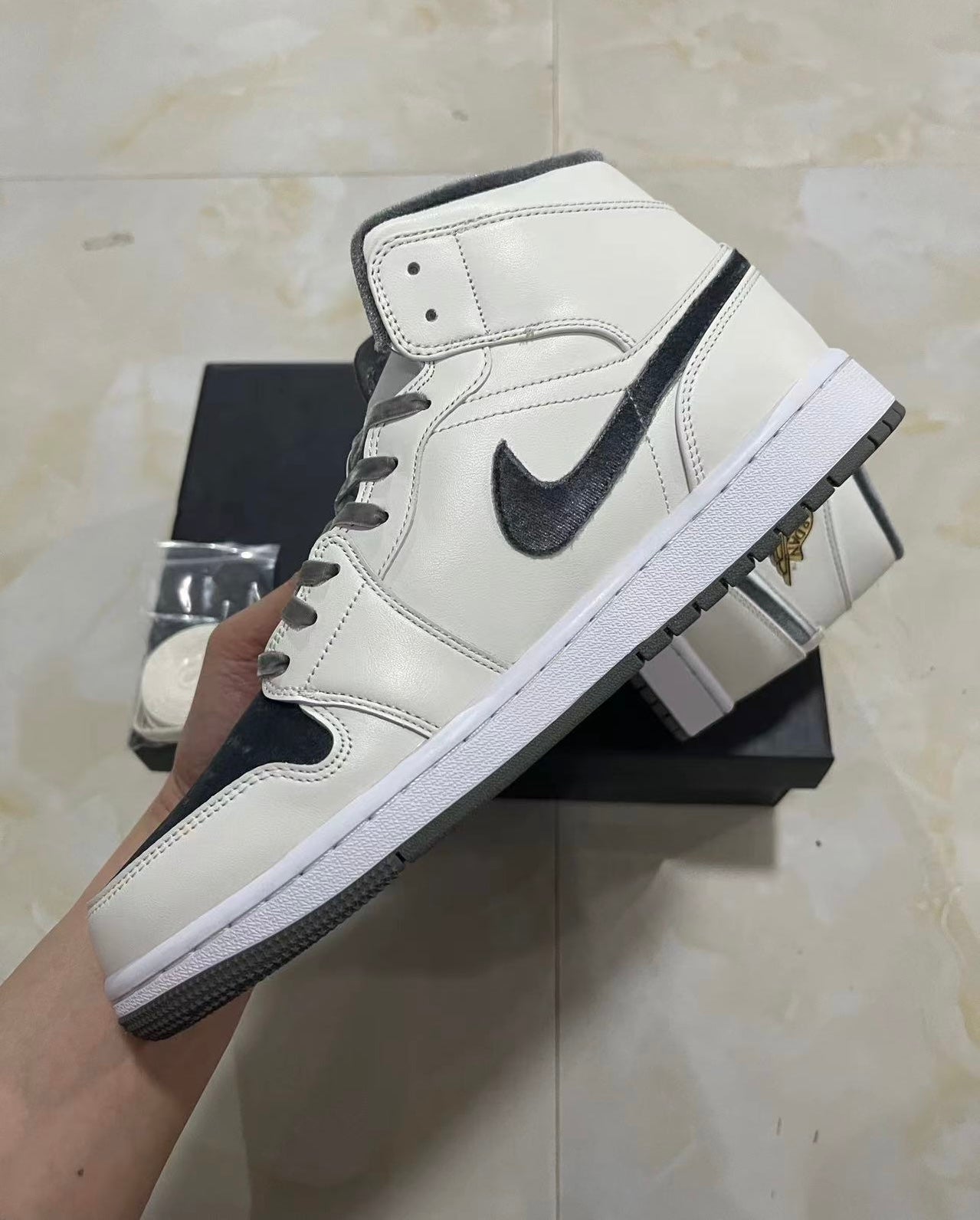 Jordan 1 Mid - Velvet Toe