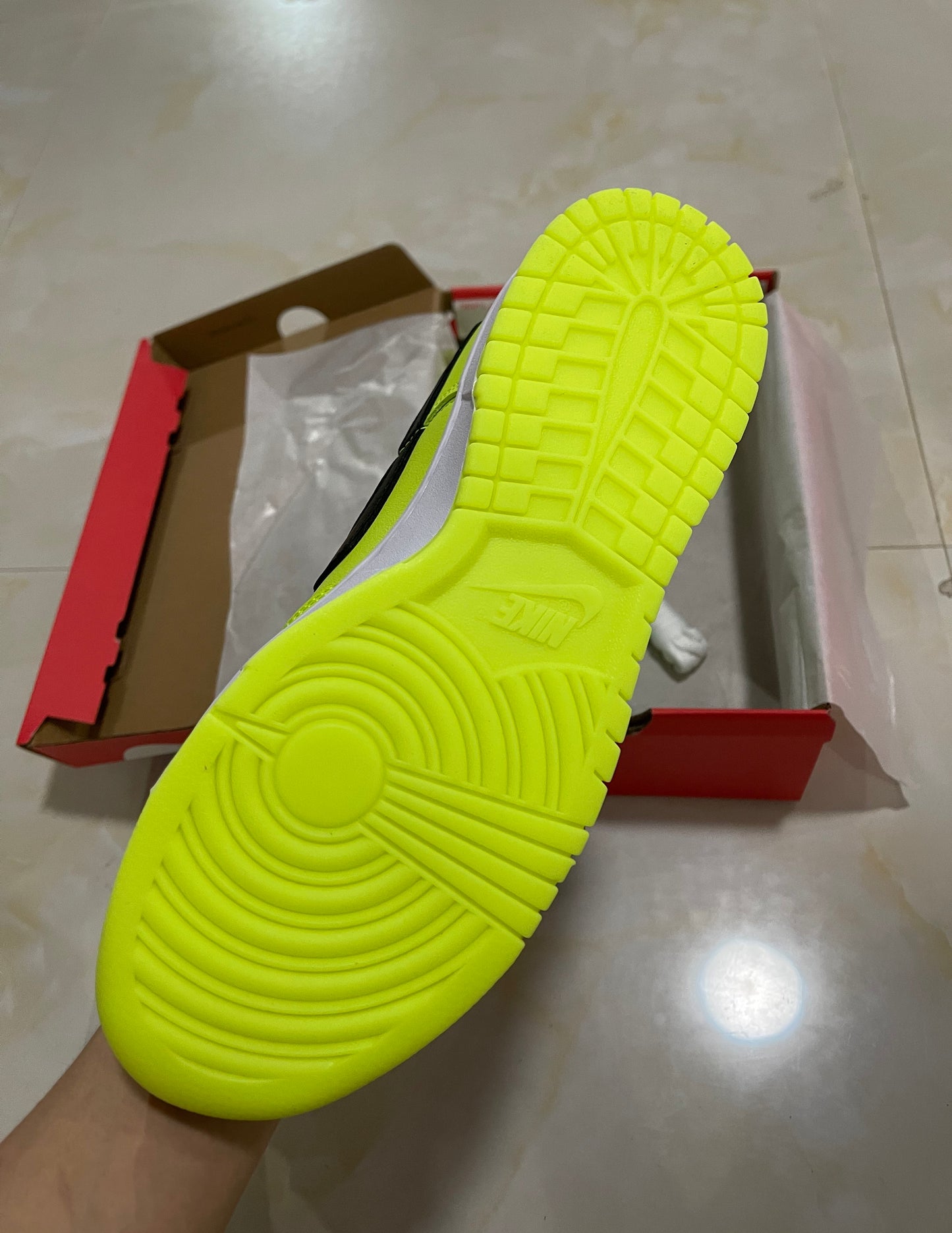 A Nike SB Dunk - Splash Volt Glow
