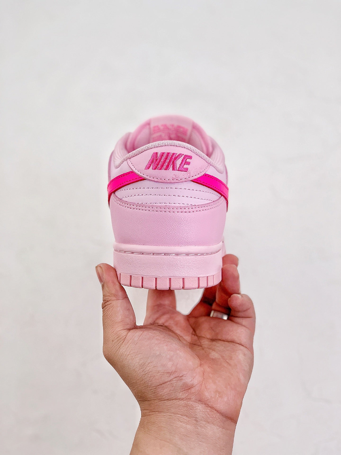 A Nike SB Dunk - Triple Pink