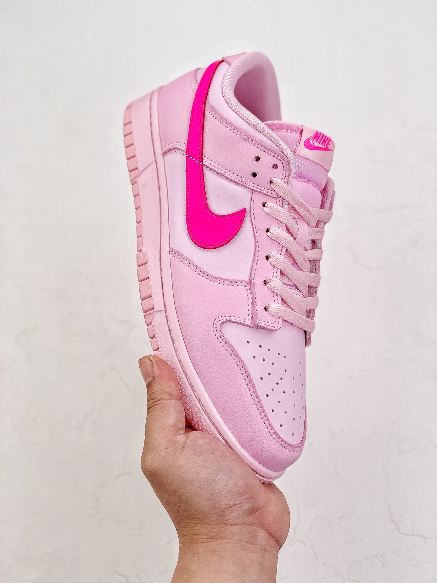 A Nike SB Dunk - Triple Pink