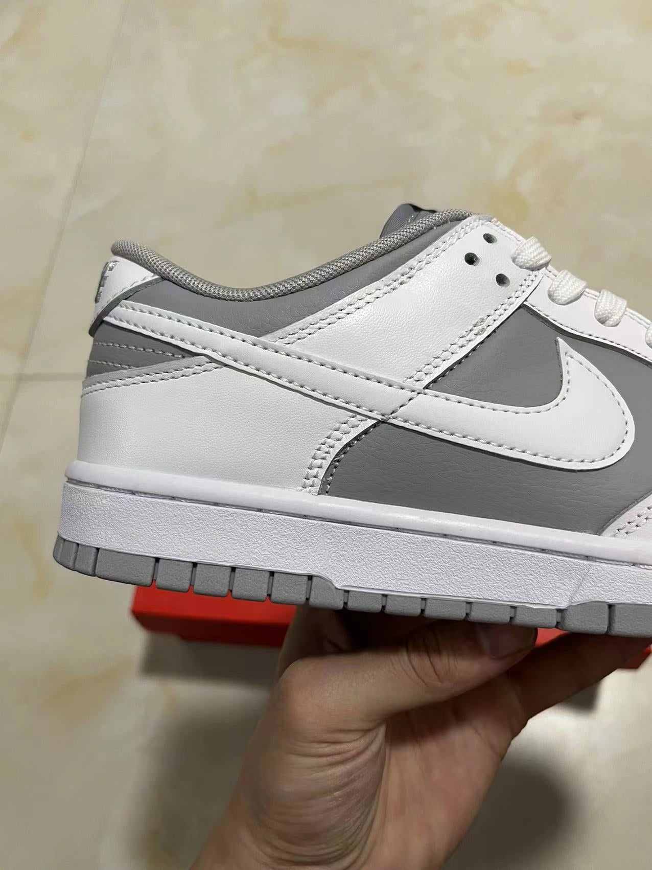 A Nike SB Dunk - Retro Grey White