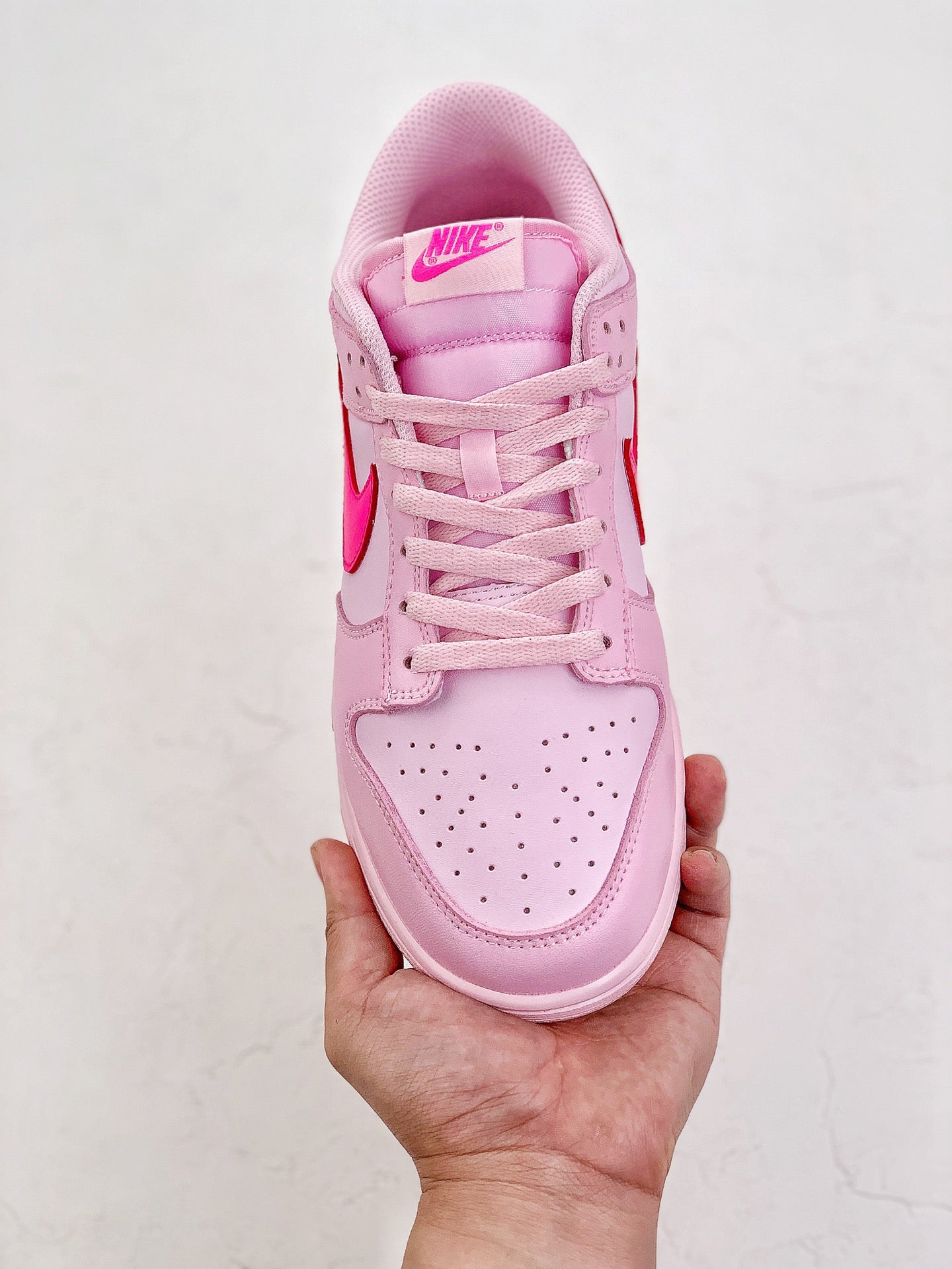 A Nike SB Dunk - Triple Pink