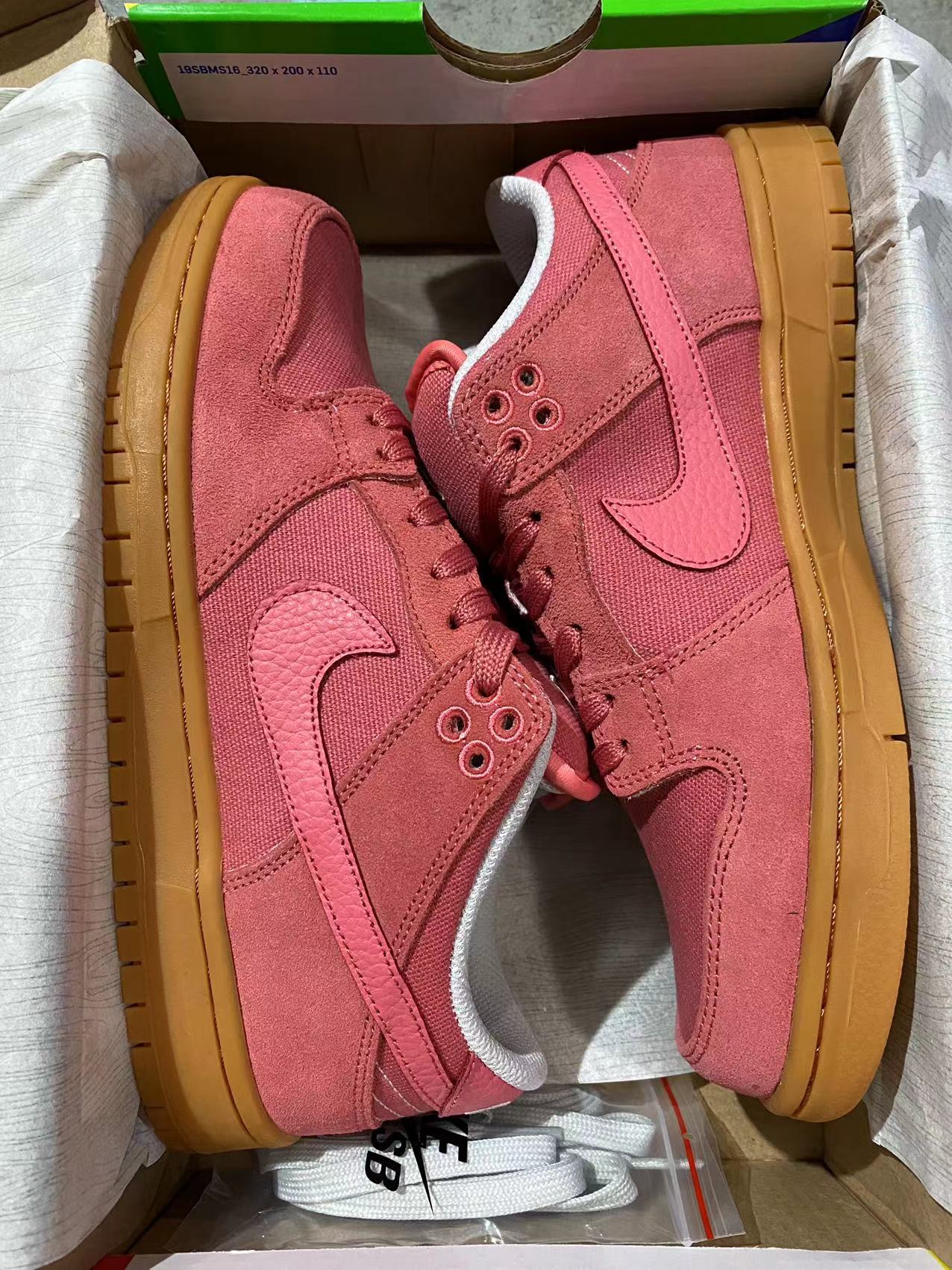 A Nike SB Dunk - Adobe Red Gum