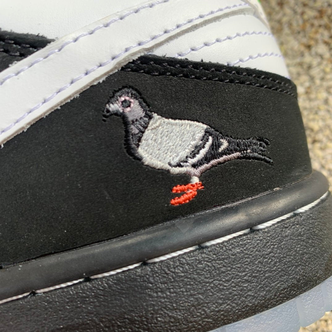 A Nike SB Dunk - Panda Pigeon
