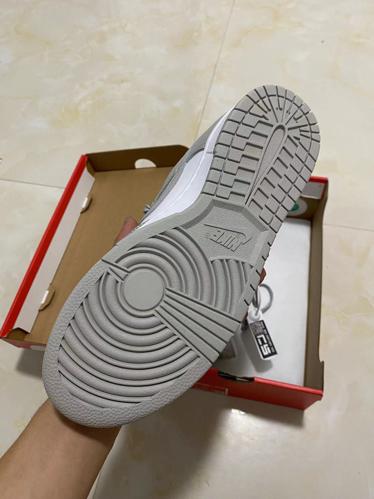 A Nike SB Dunk - Grey Fog