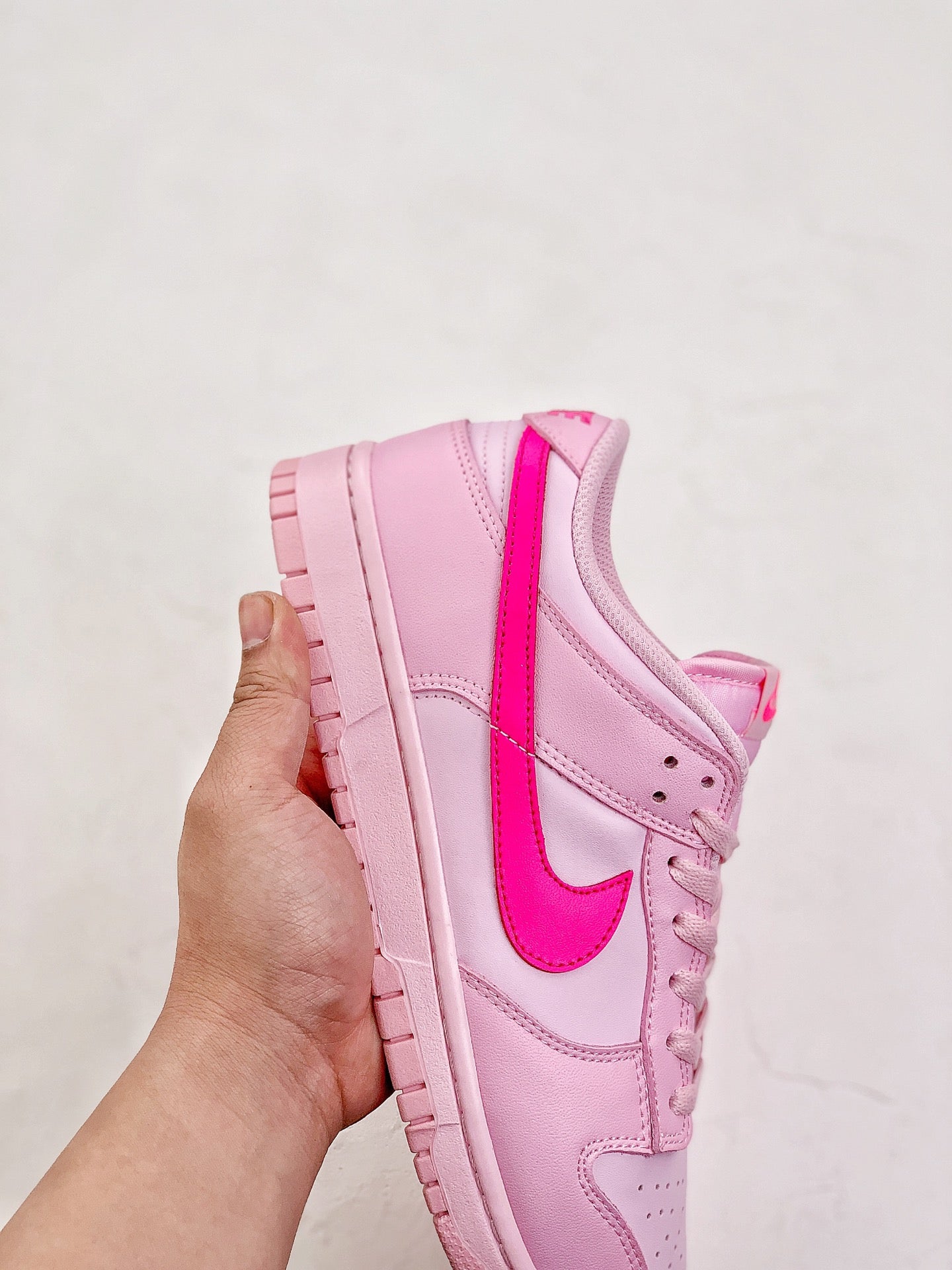 A Nike SB Dunk - Triple Pink