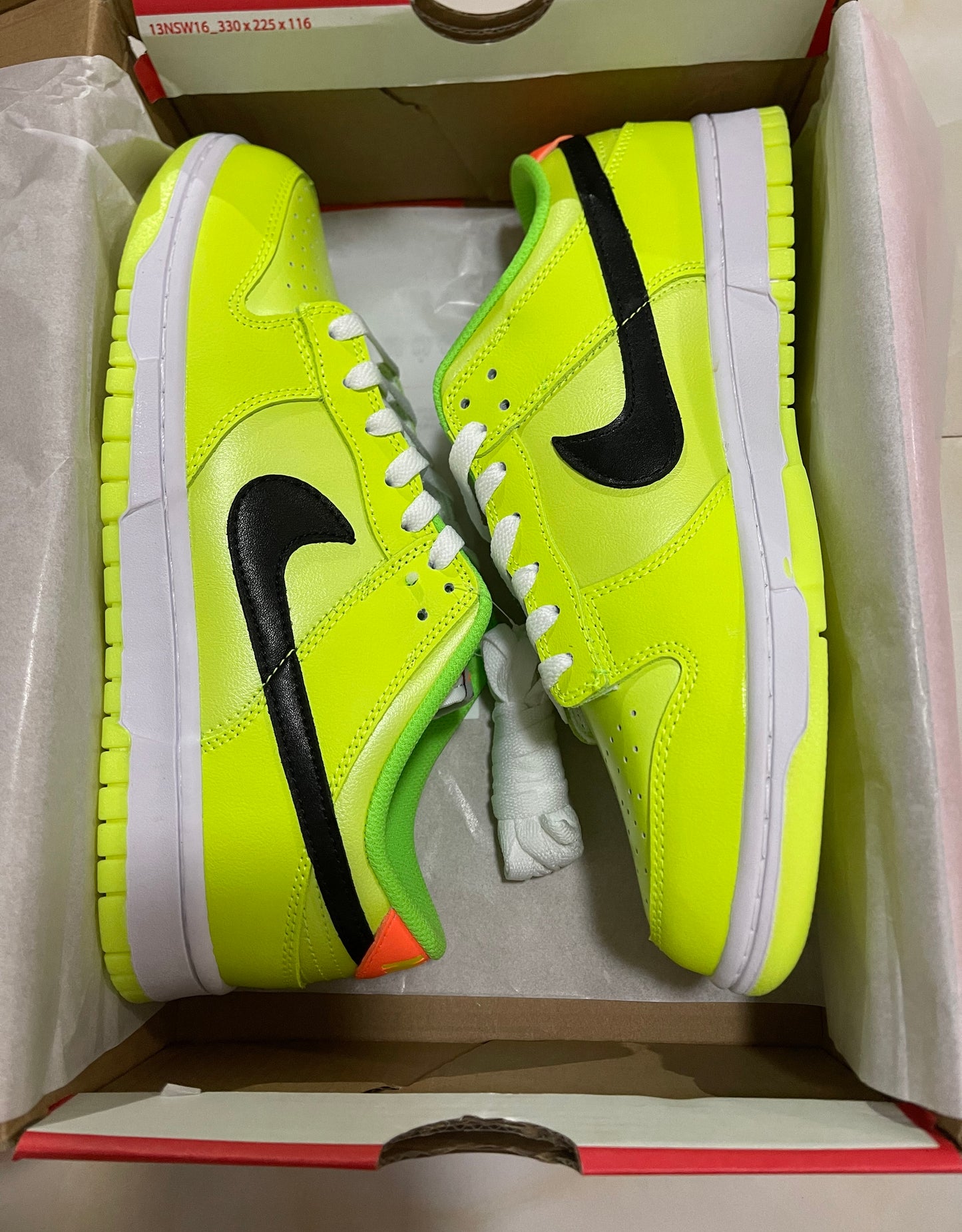 A Nike SB Dunk - Splash Volt Glow