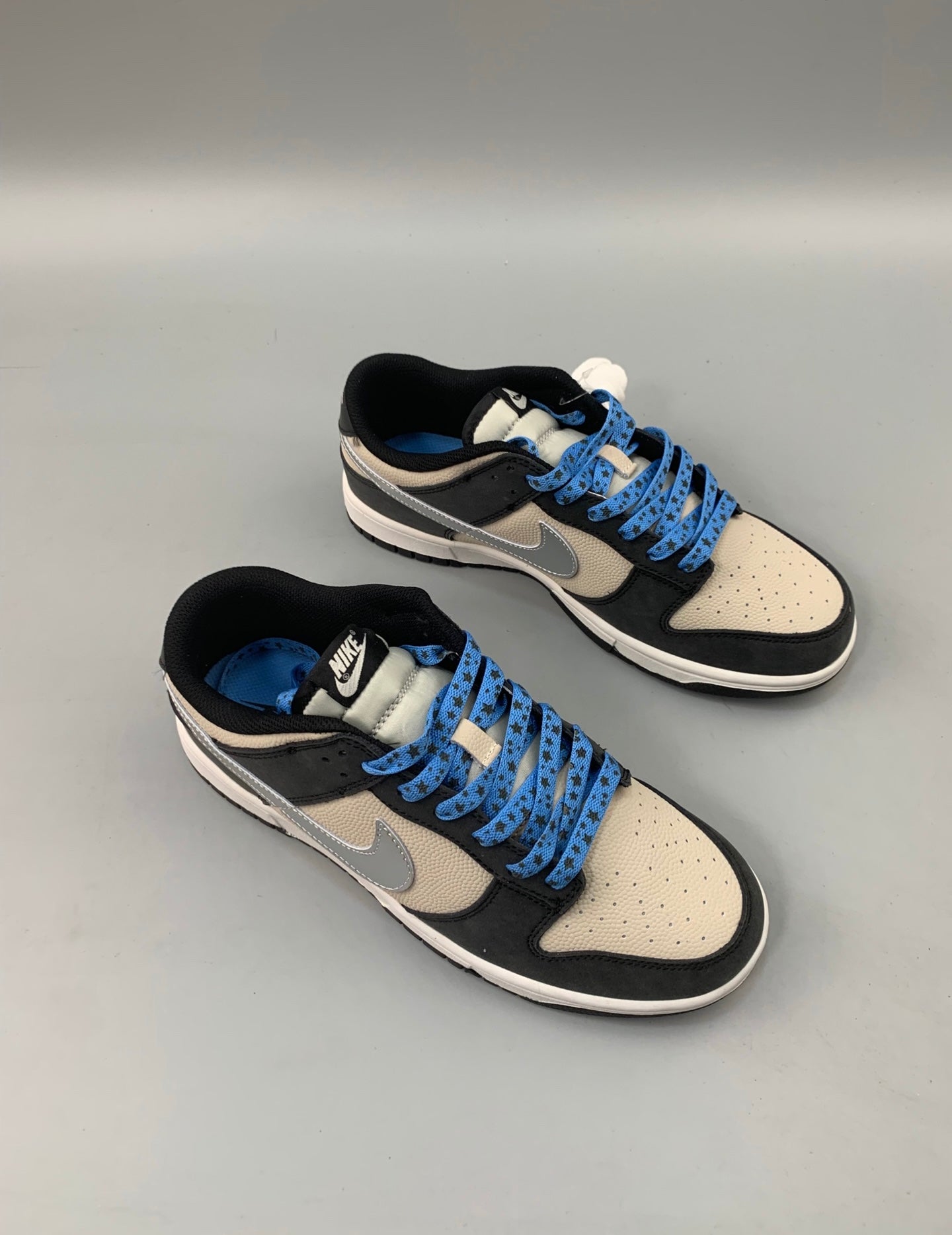 A Nike SB Dunk - Starry Laces