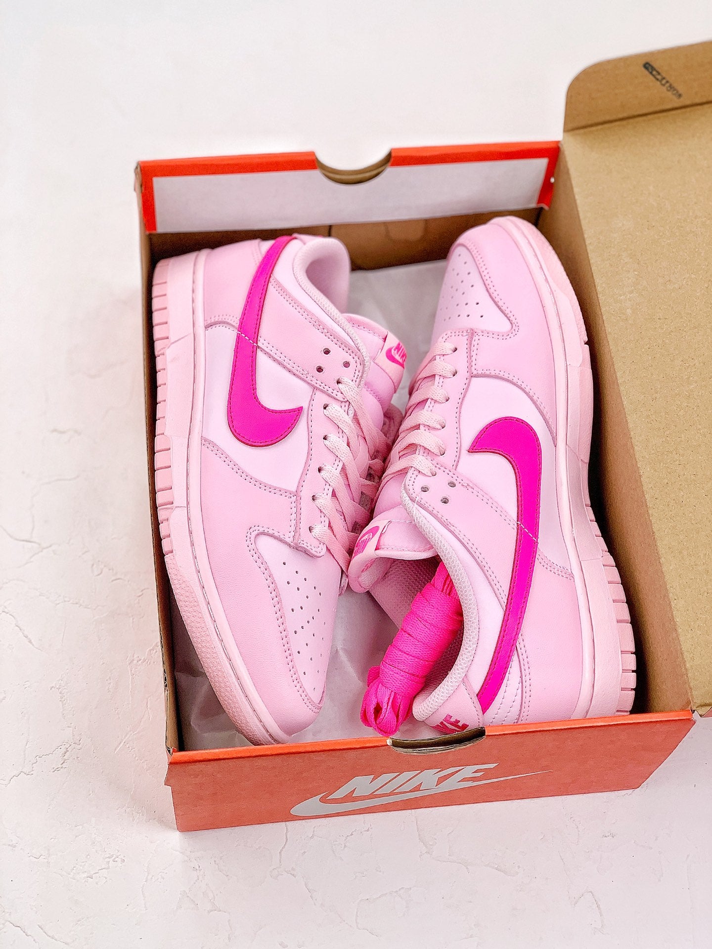 A Nike SB Dunk - Triple Pink