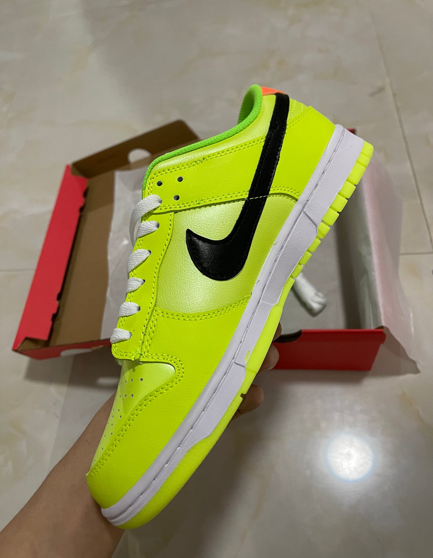 A Nike SB Dunk - Splash Volt Glow