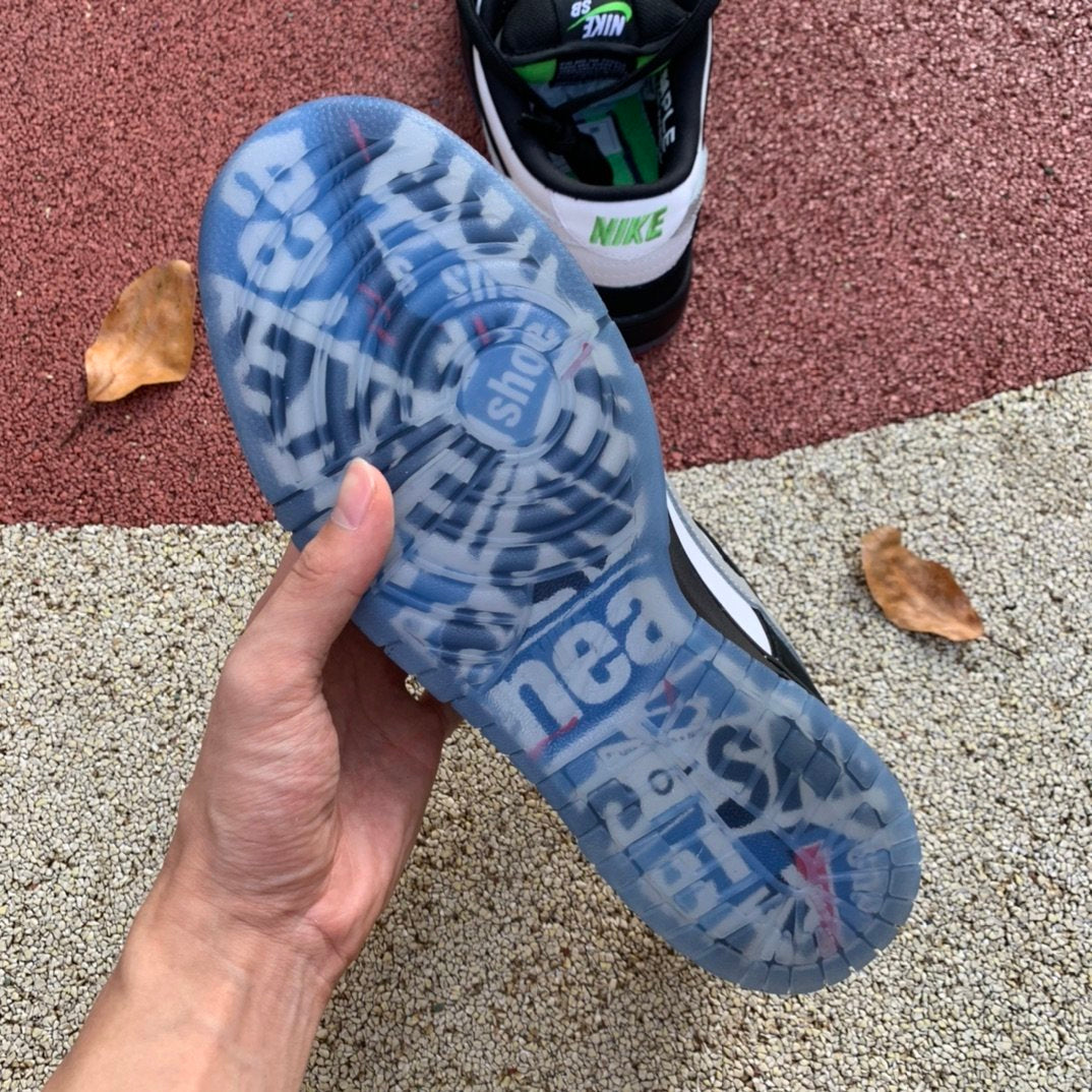 A Nike SB Dunk - Panda Pigeon