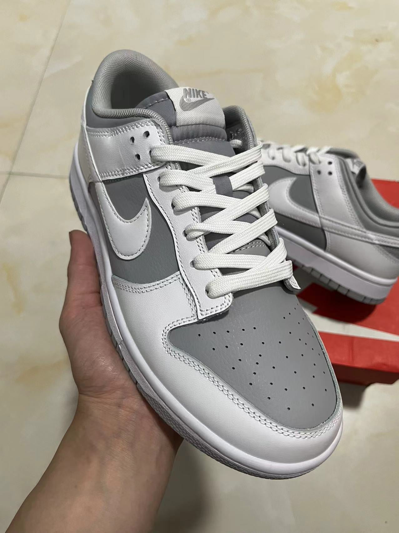 A Nike SB Dunk - Retro Grey White