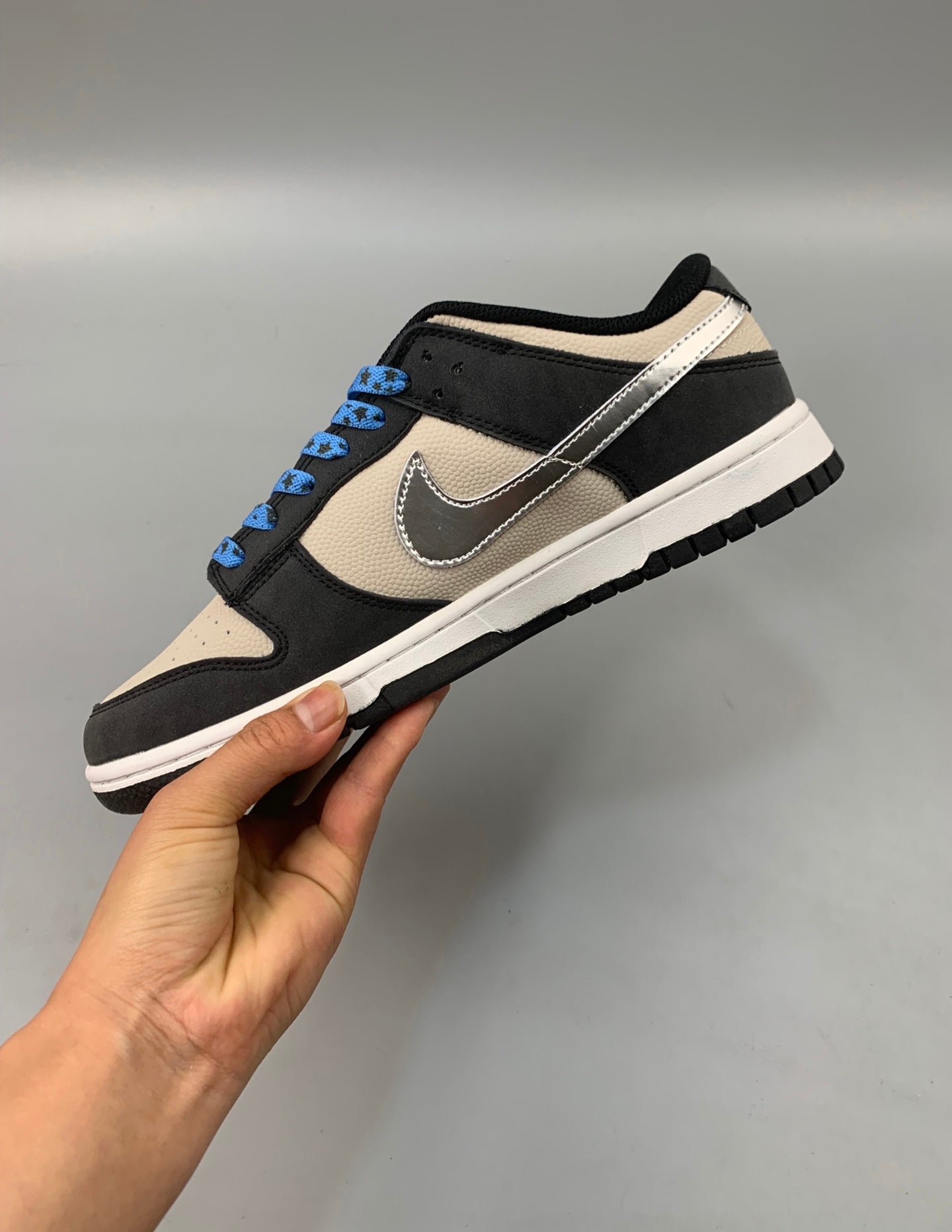 A Nike SB Dunk - Starry Laces