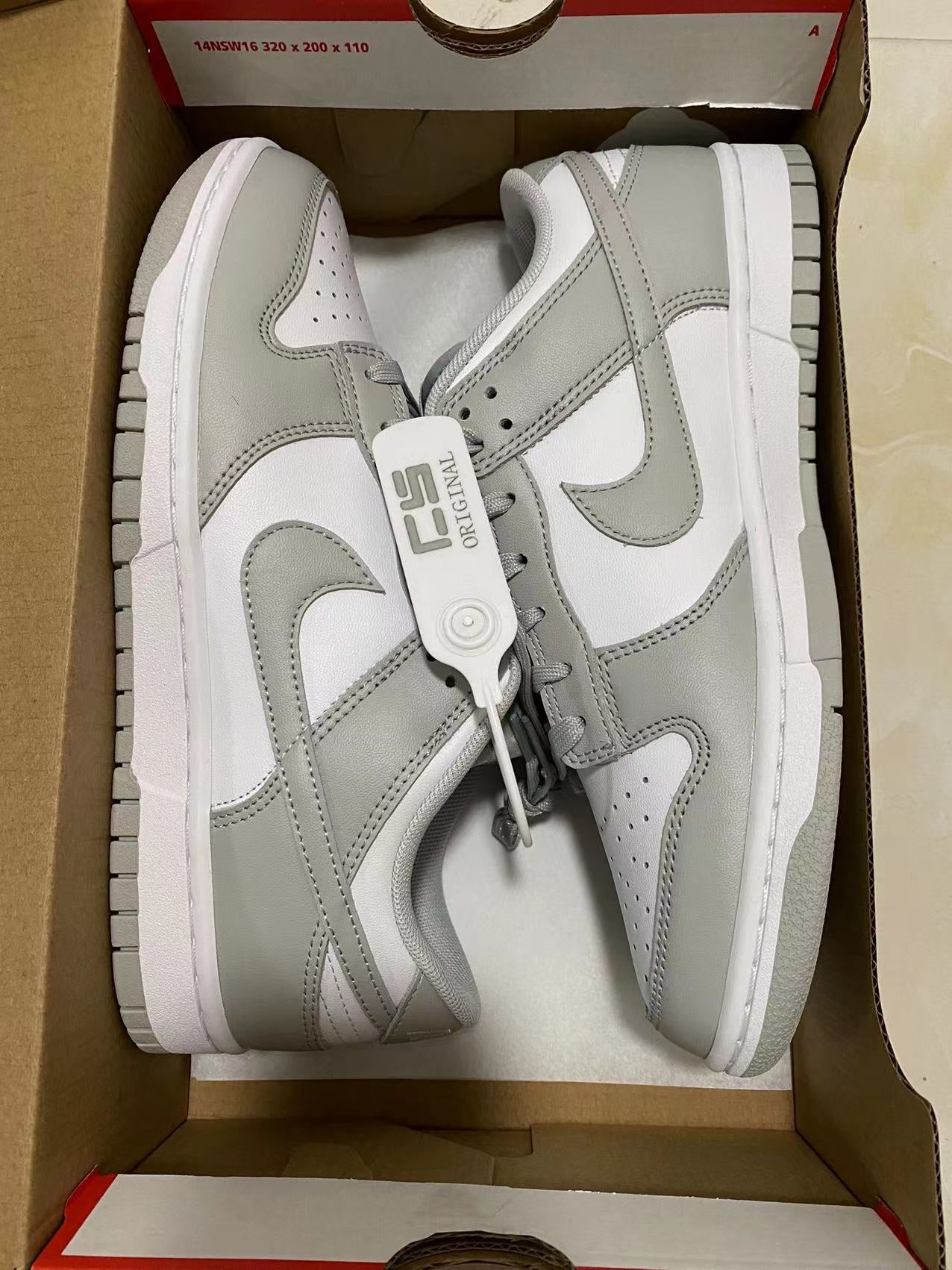A Nike SB Dunk - Grey Fog