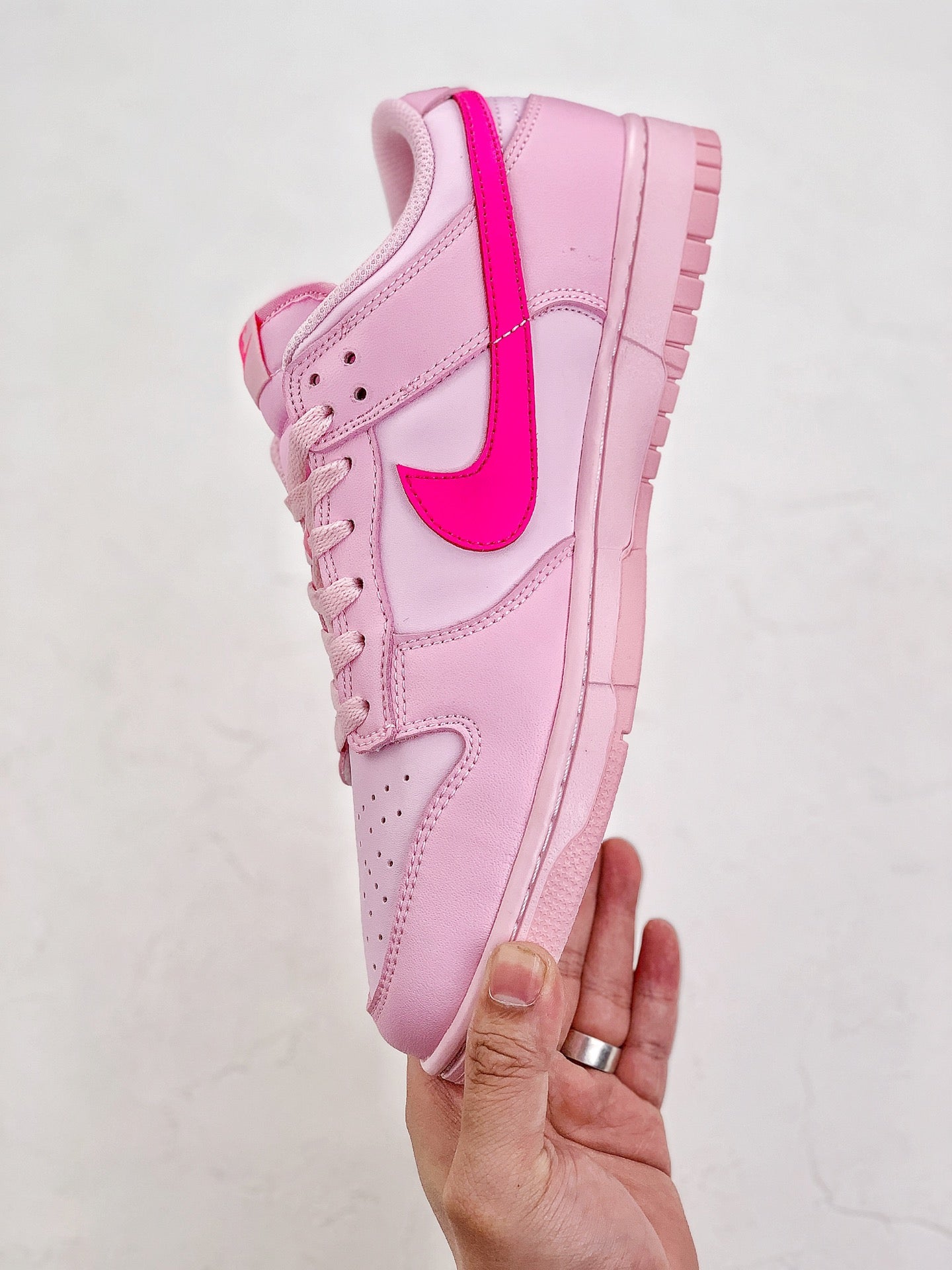 A Nike SB Dunk - Triple Pink