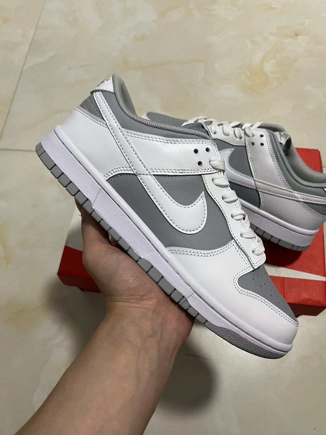 A Nike SB Dunk - Retro Grey White