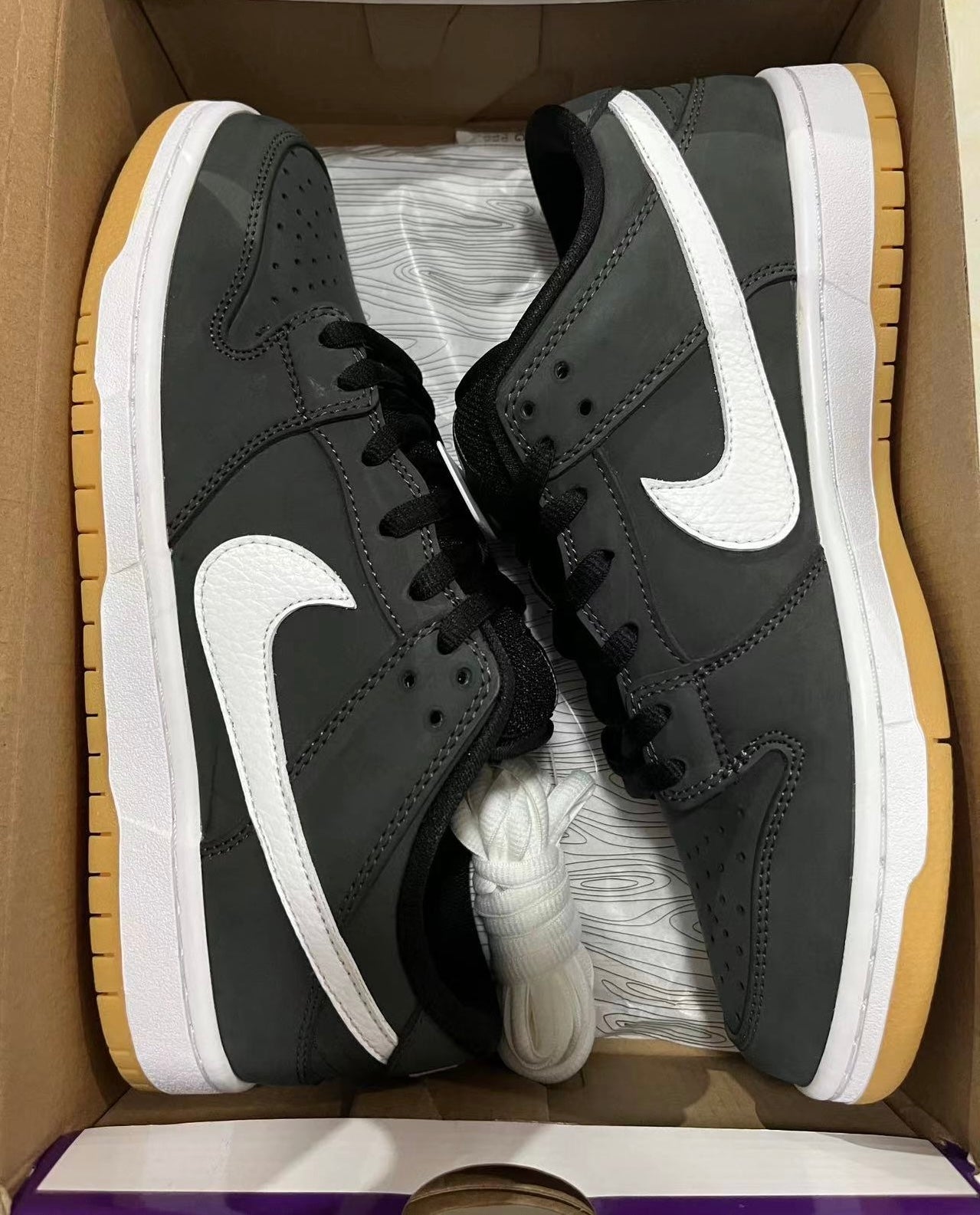 A Nike SB Dunk - Black Gum