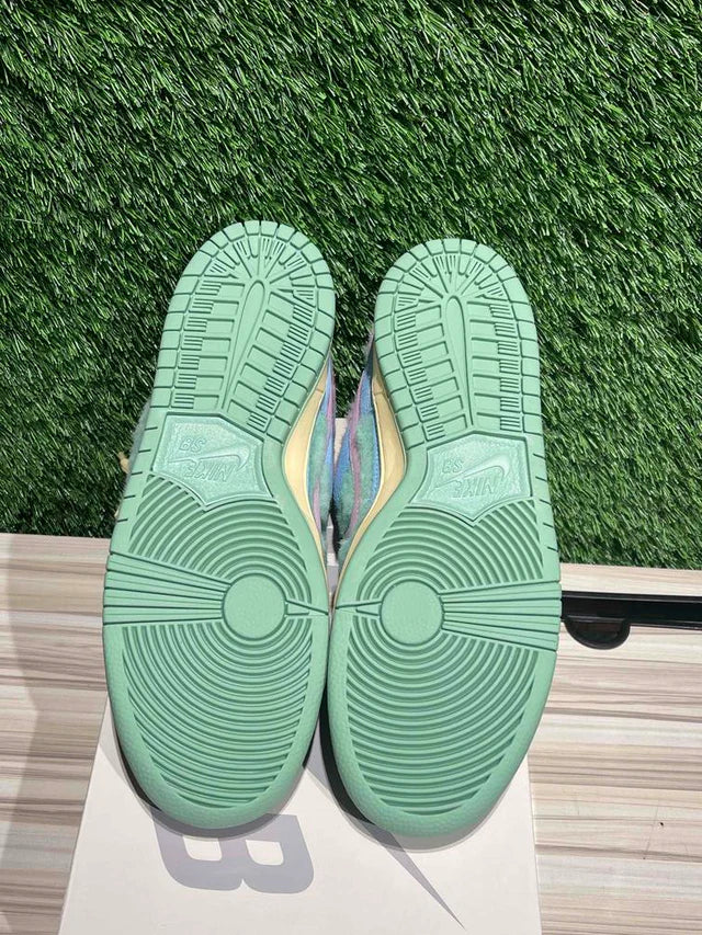 A Nike SB Dunk - Verdy