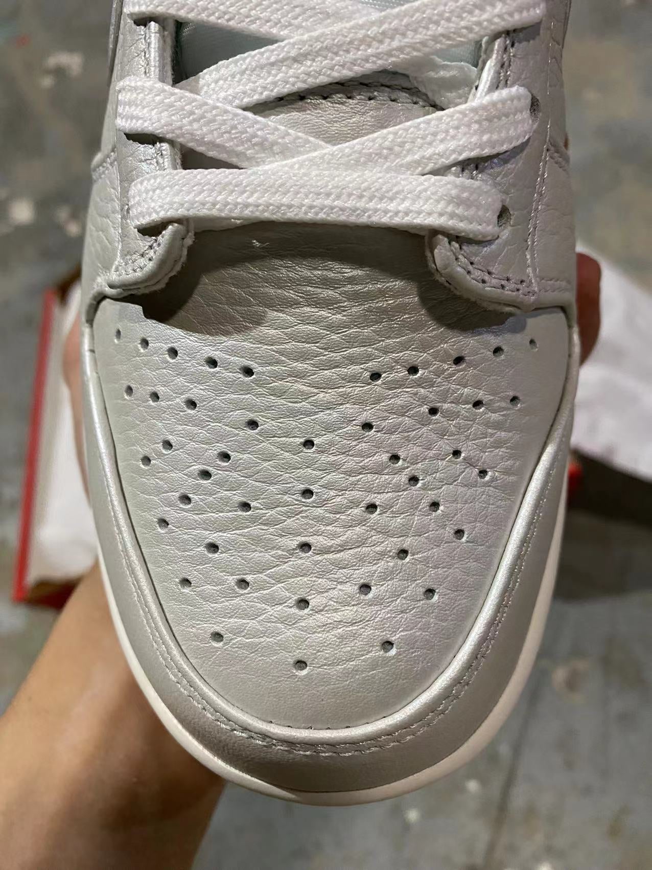 A Nike SB Dunk - Metallic Silver