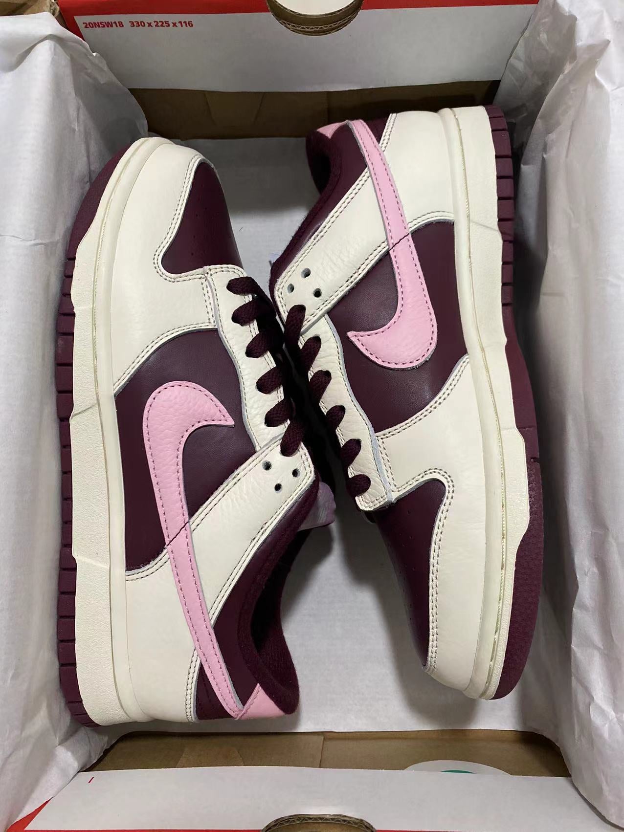 A Nike SB Dunk - Valentines Day