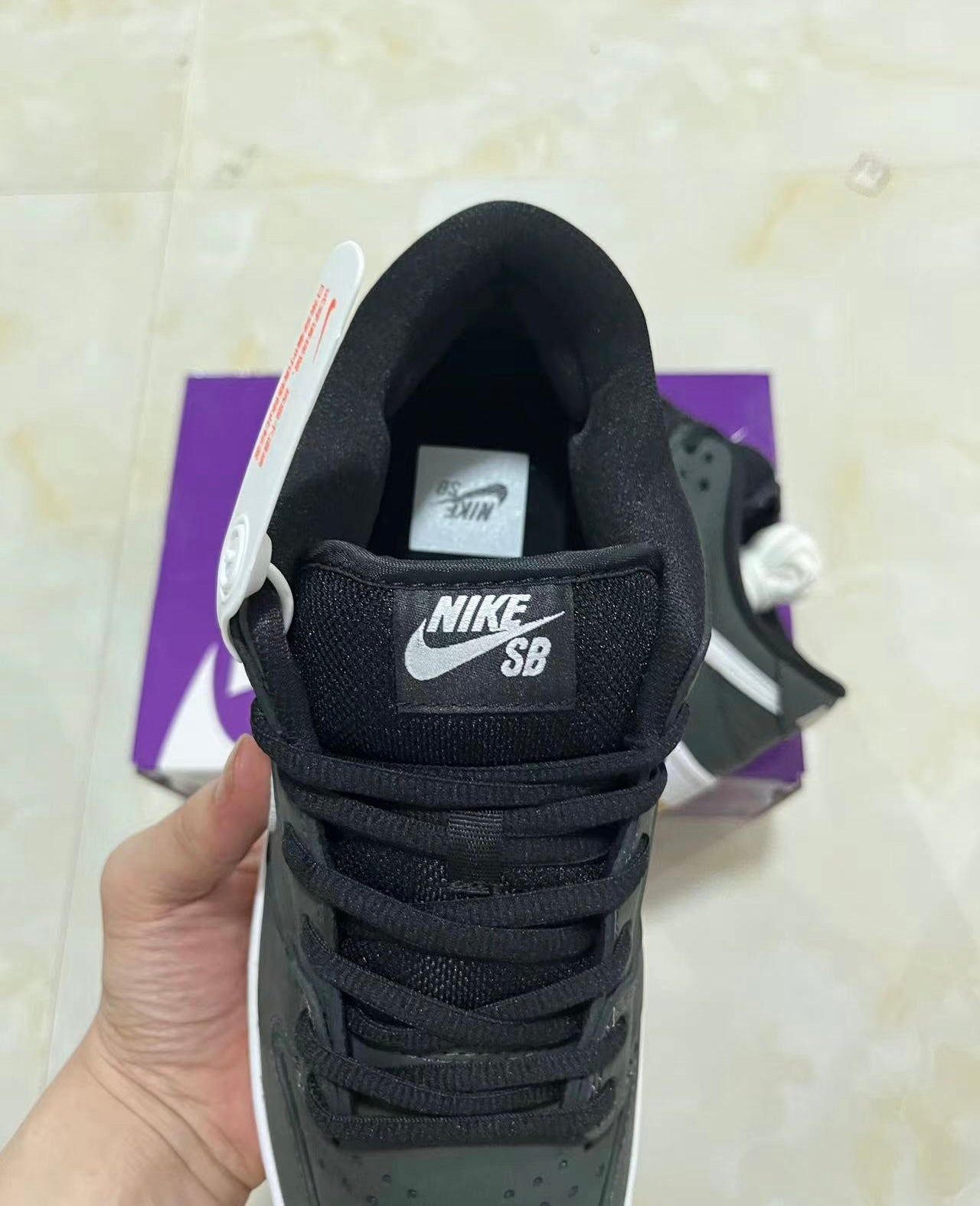 A Nike SB Dunk - Black Gum