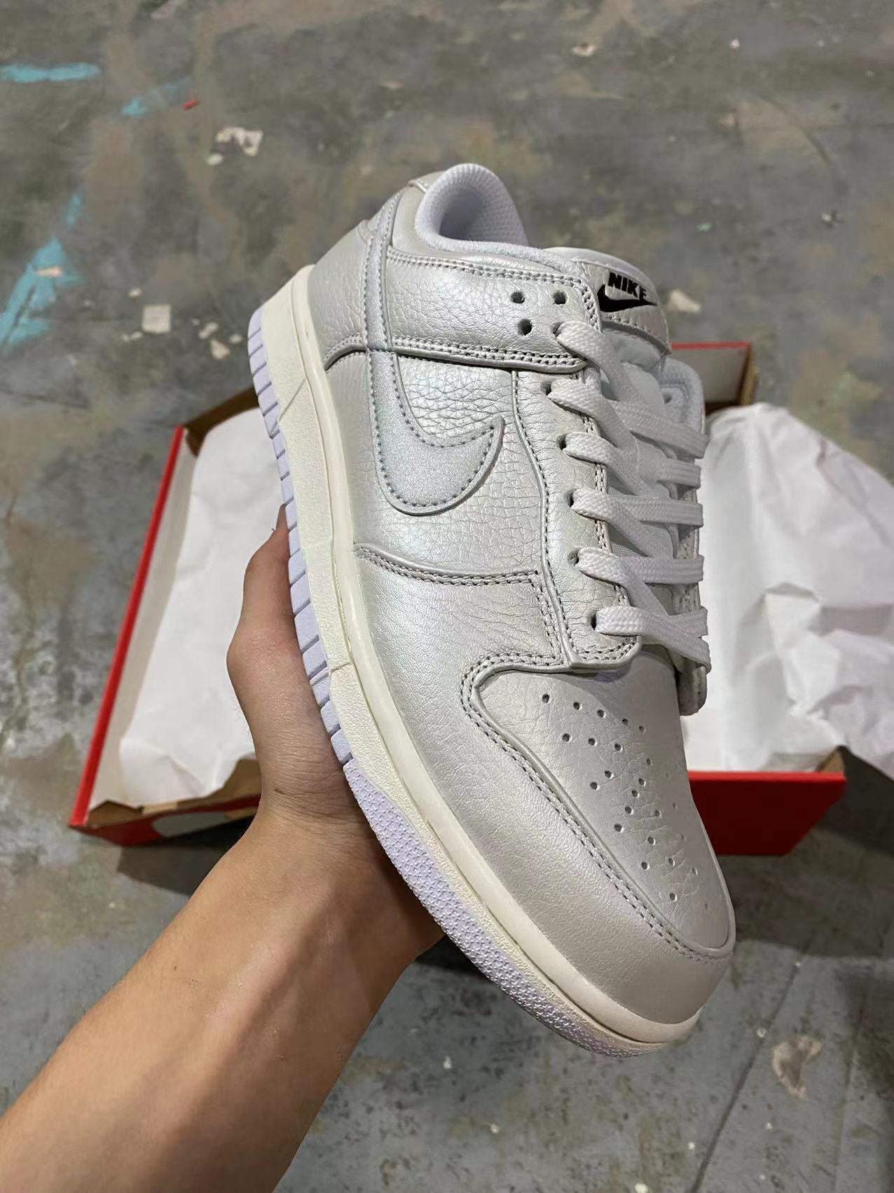 A Nike SB Dunk - Metallic Silver