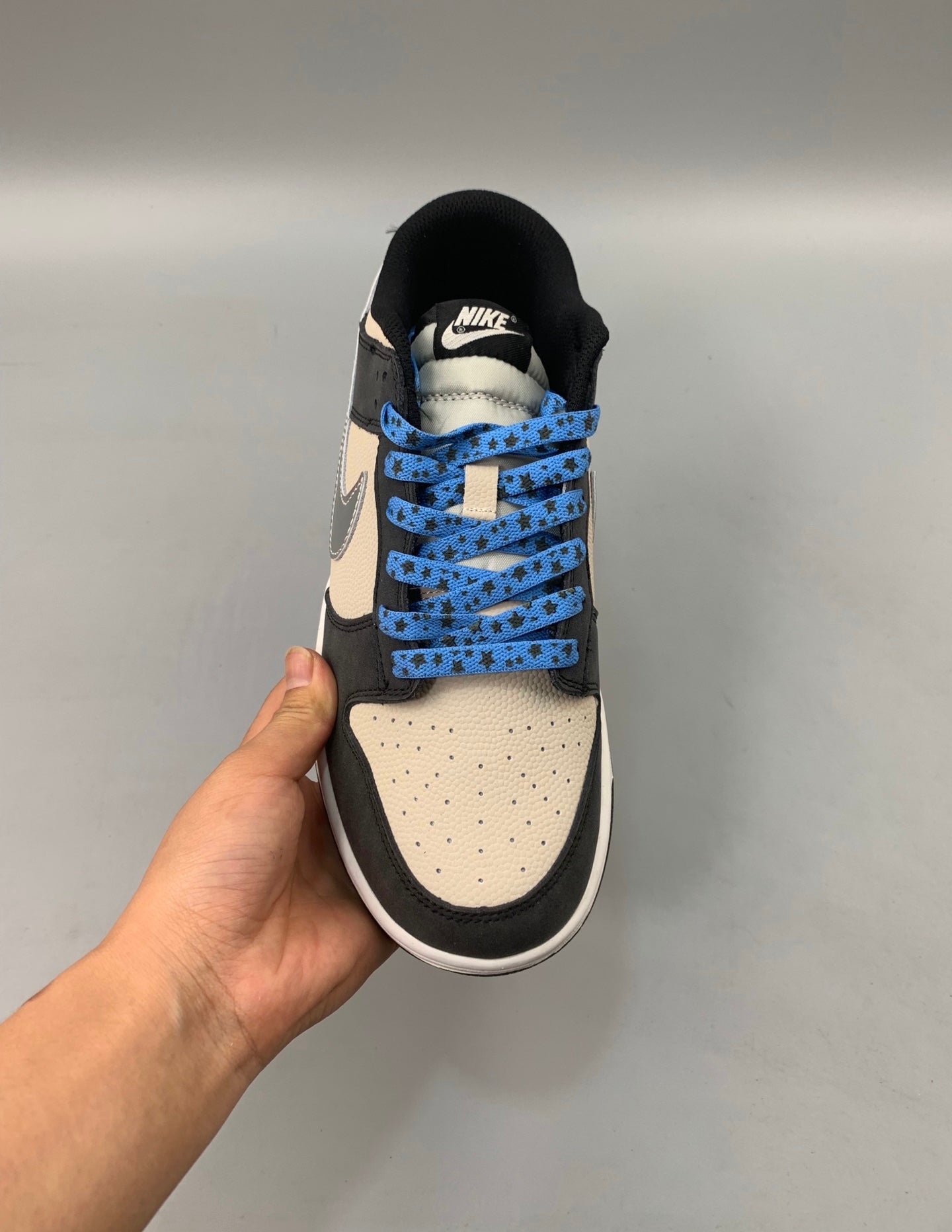 A Nike SB Dunk - Starry Laces
