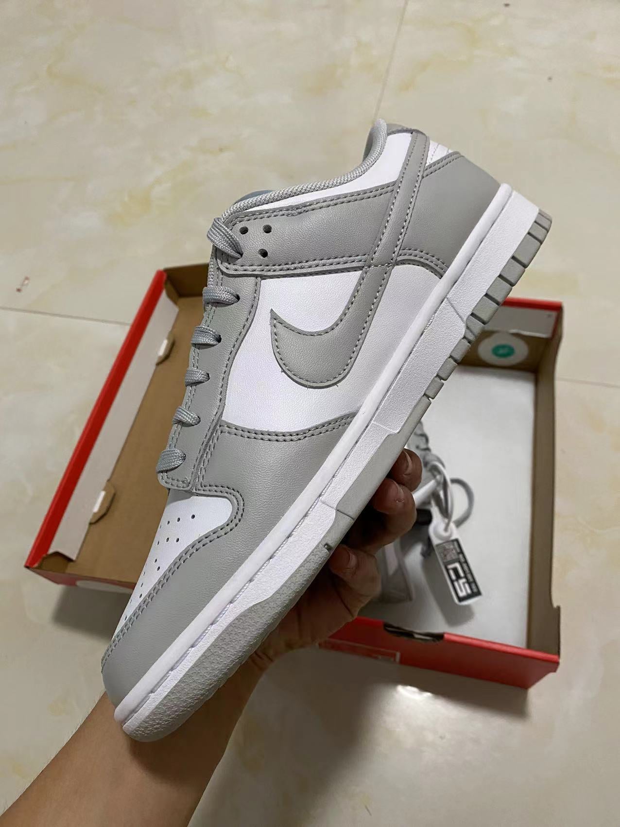 A Nike SB Dunk - Grey Fog