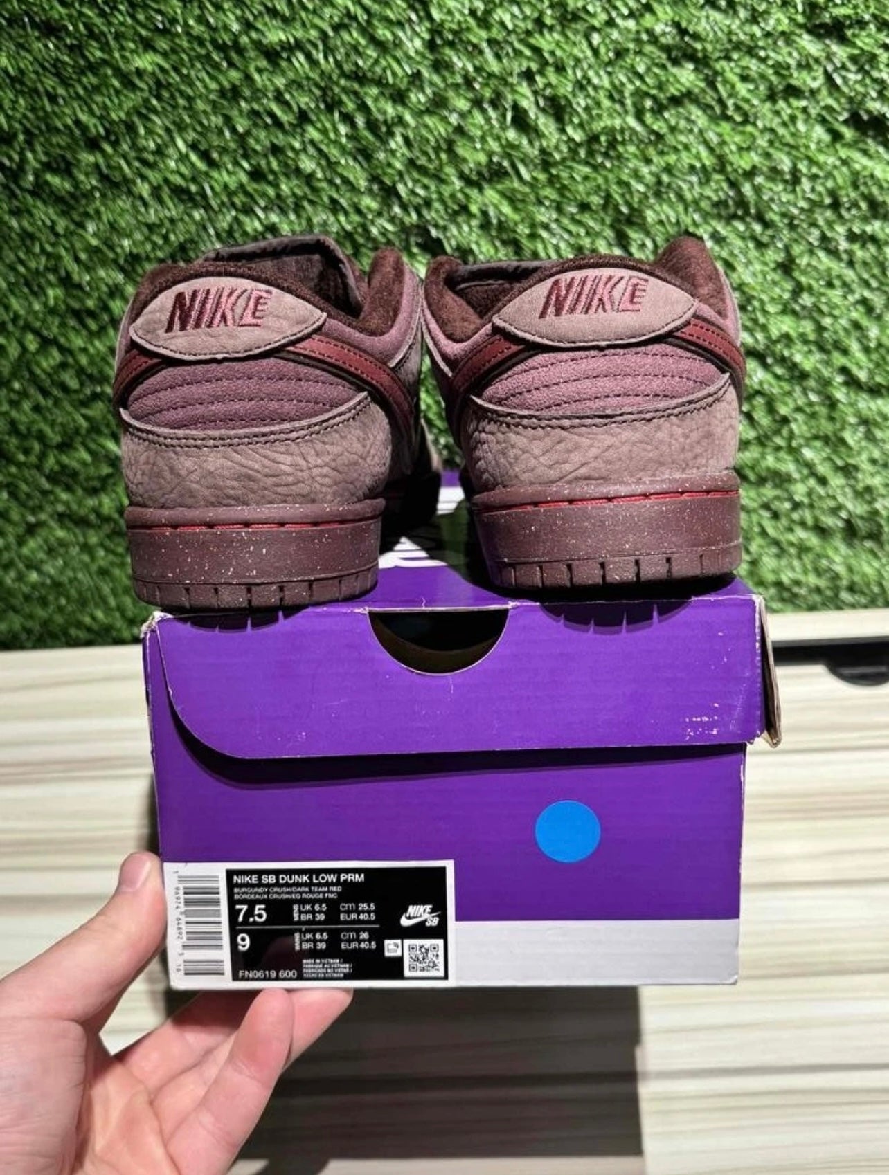 A Nike SB Dunk - City Of Love Burgundy