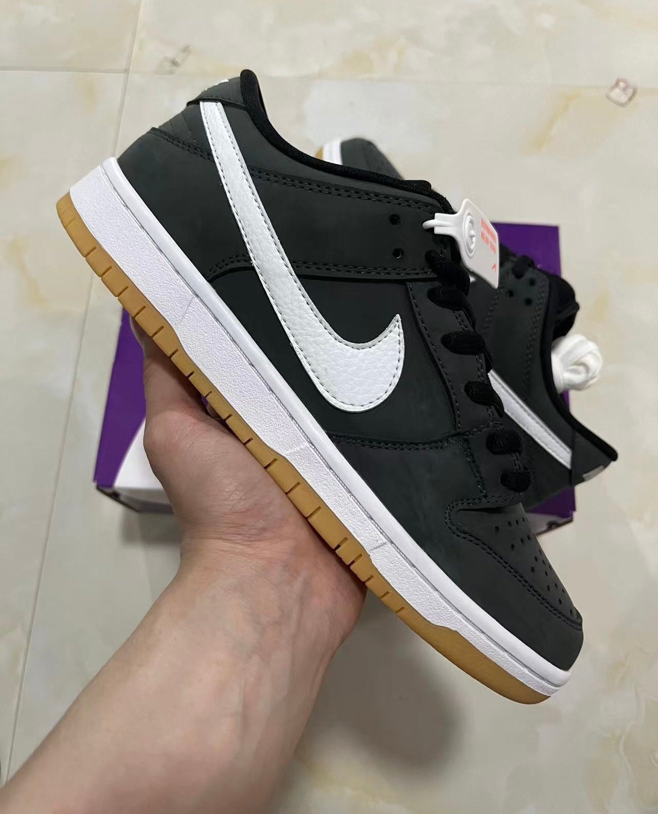 A Nike SB Dunk - Black Gum