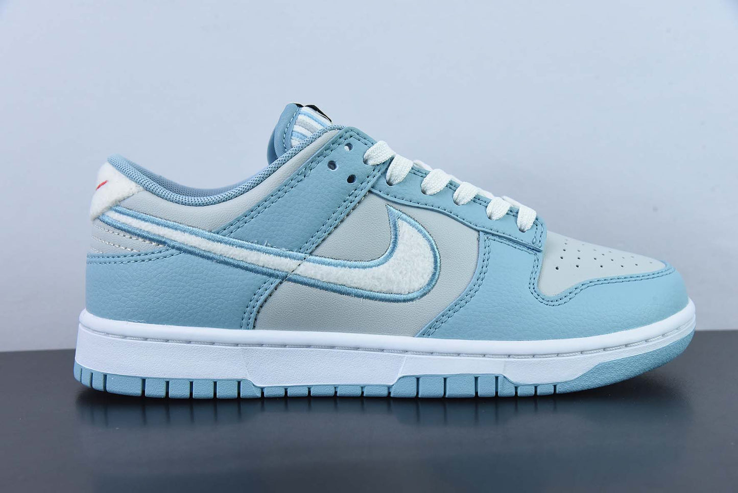 A Nike SB Dunk - Worn Blue