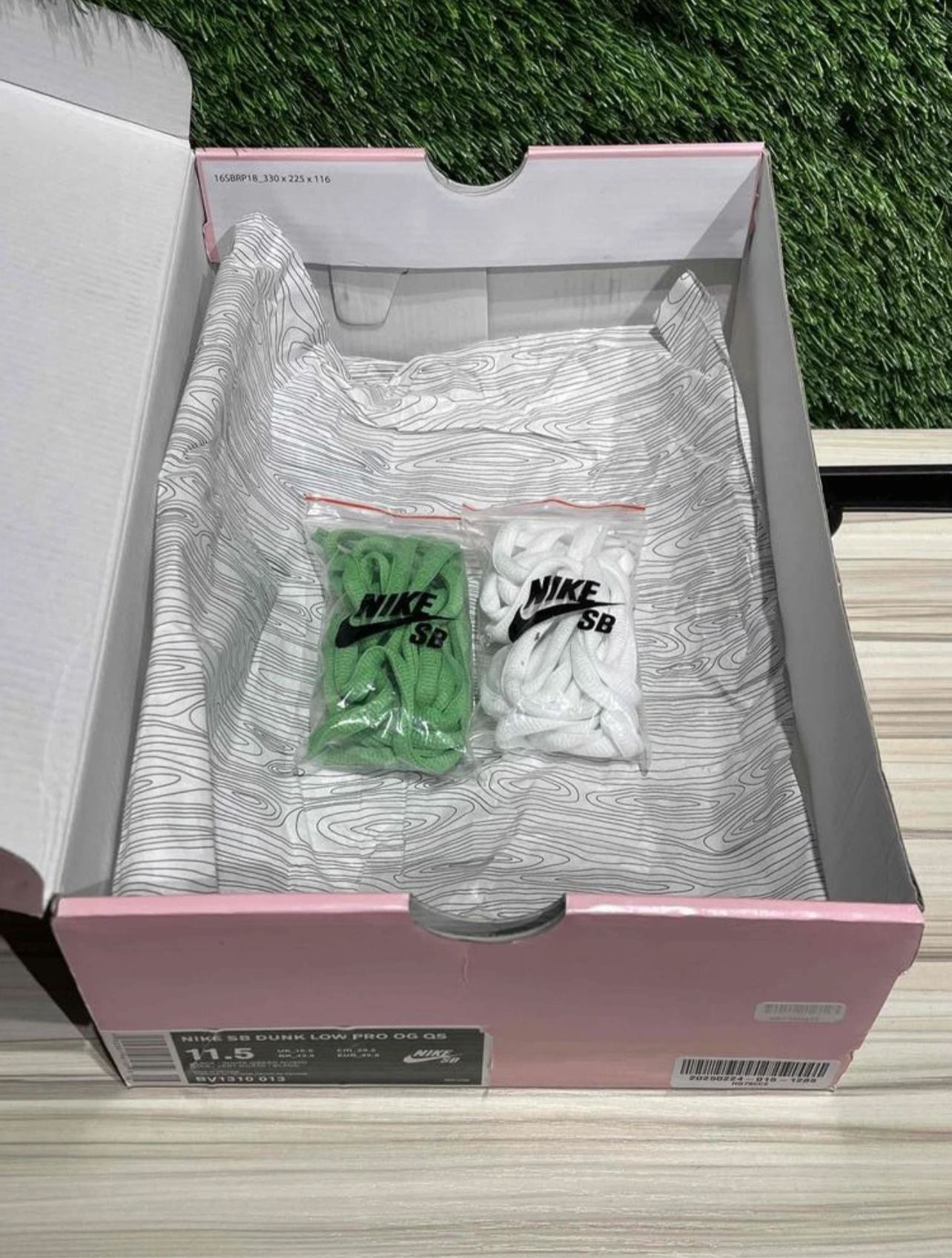 A Nike SB Dunk - Panda Pigeon