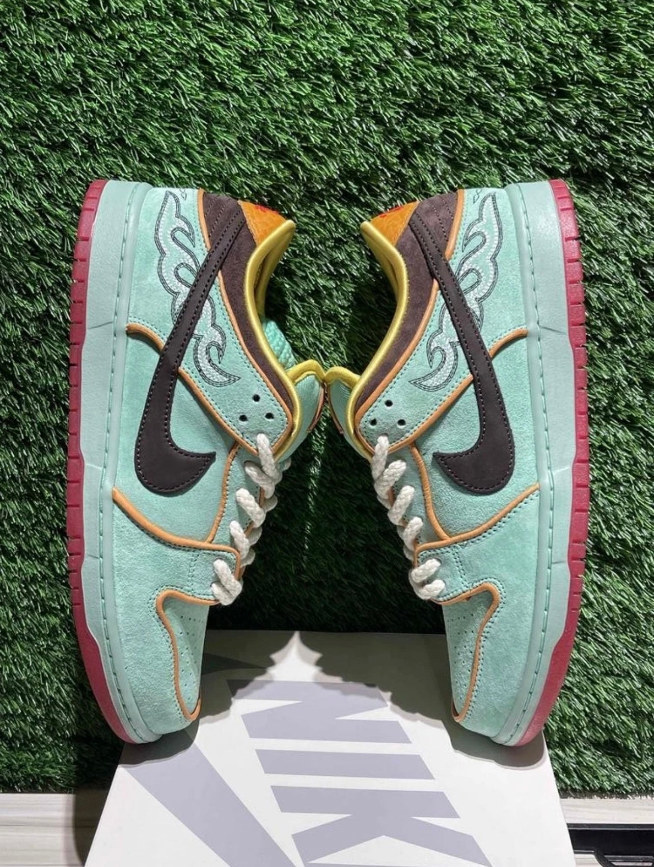 A Nike SB - Rodeo Tourmaline
